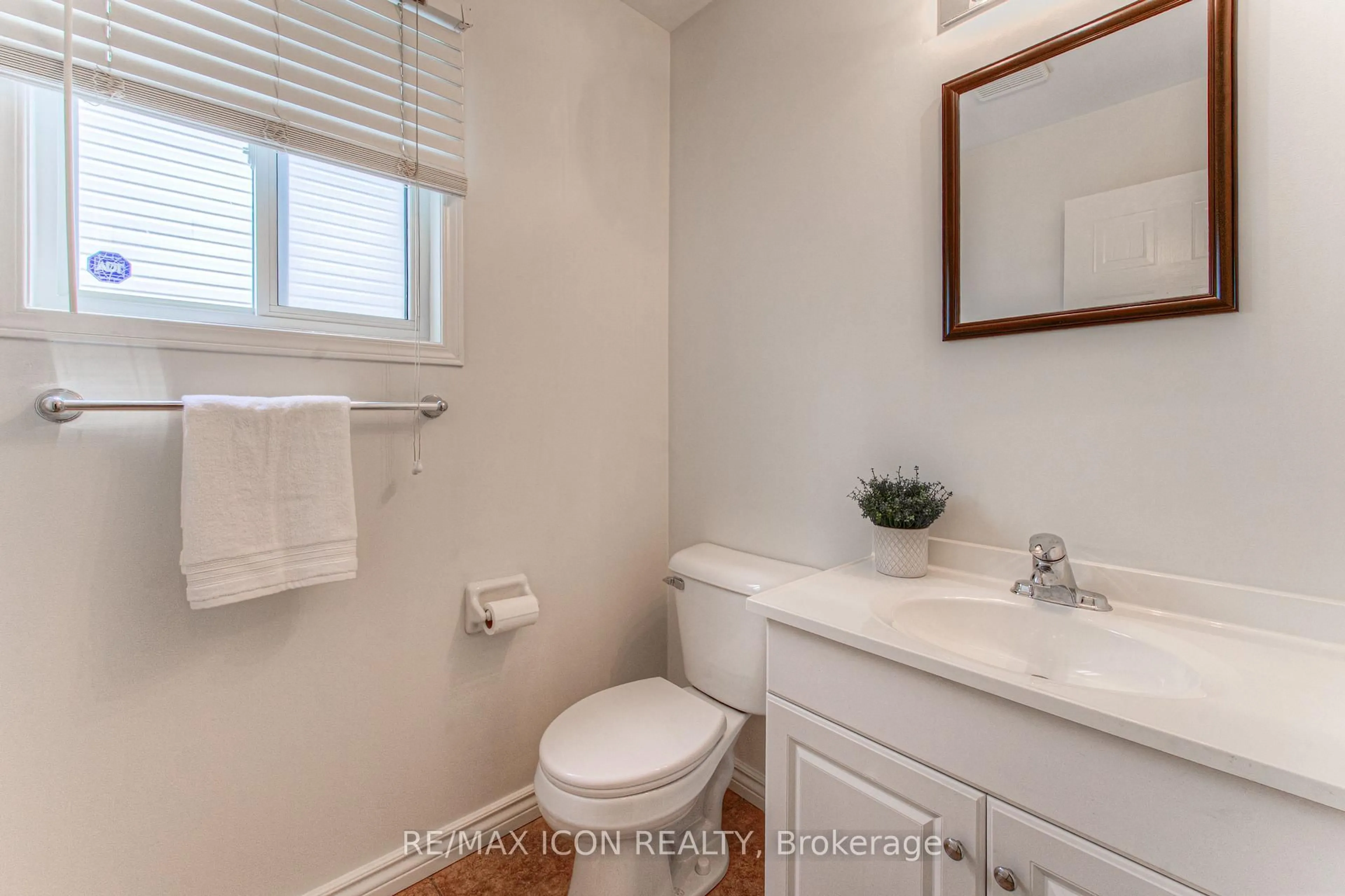 Standard bathroom, ceramic/tile floor for 45 Bancroft St, Kitchener Ontario N2A 4E4