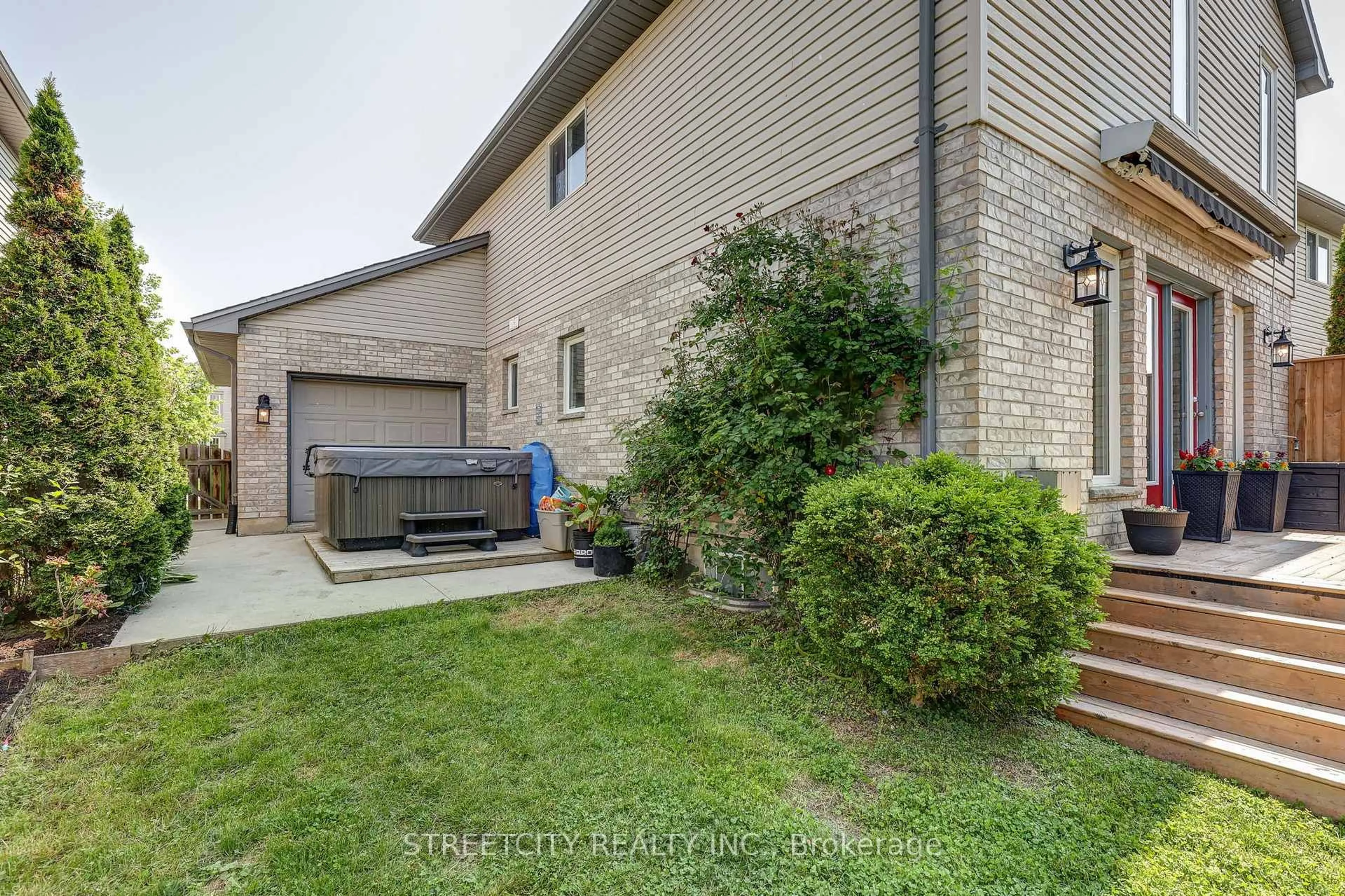 Patio, street for 61 Meadowvale Dr, St. Thomas Ontario N5P 4P2