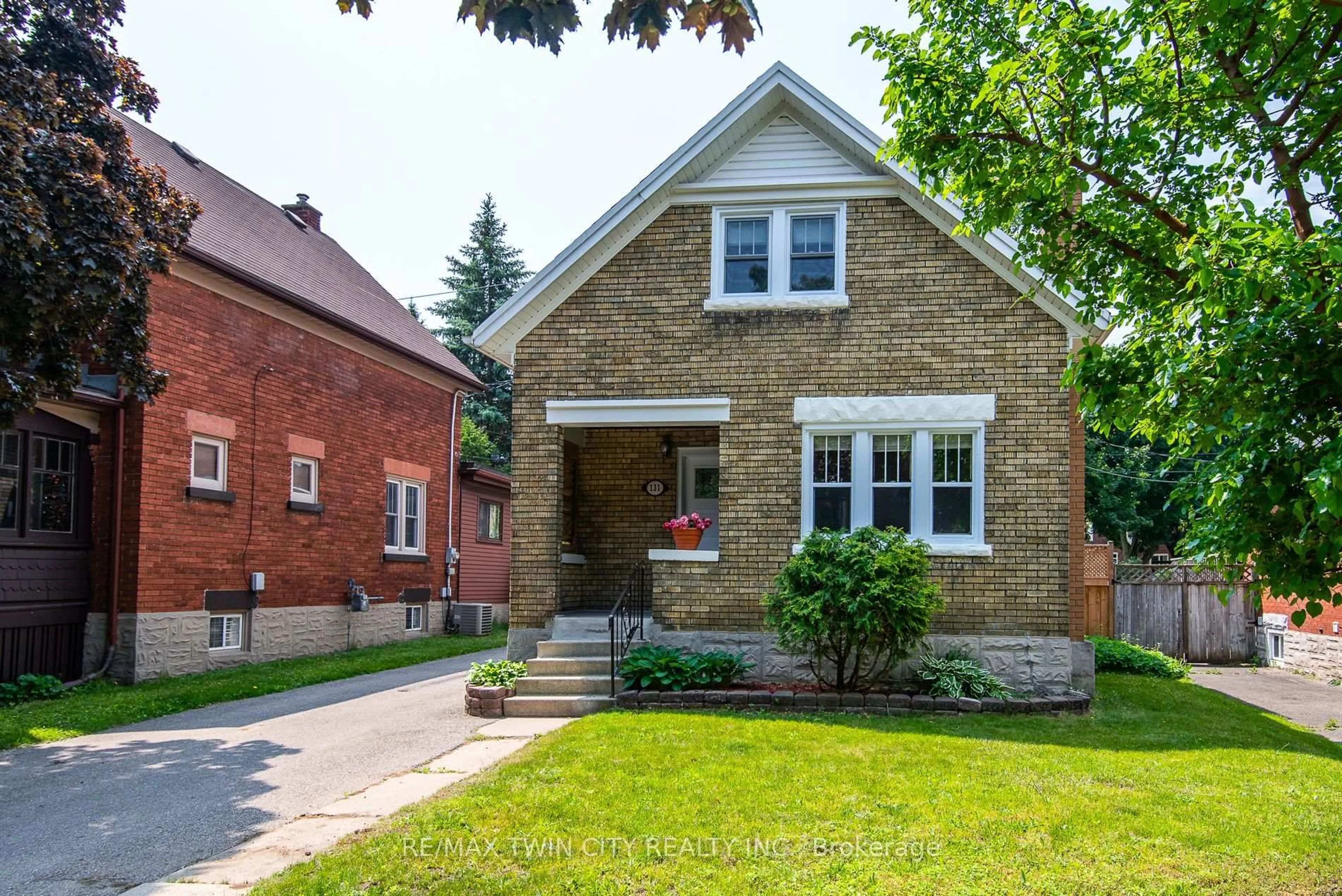 Home with brick exterior material, street for 131 Homewood Ave, Kitchener Ontario N2M 1X1