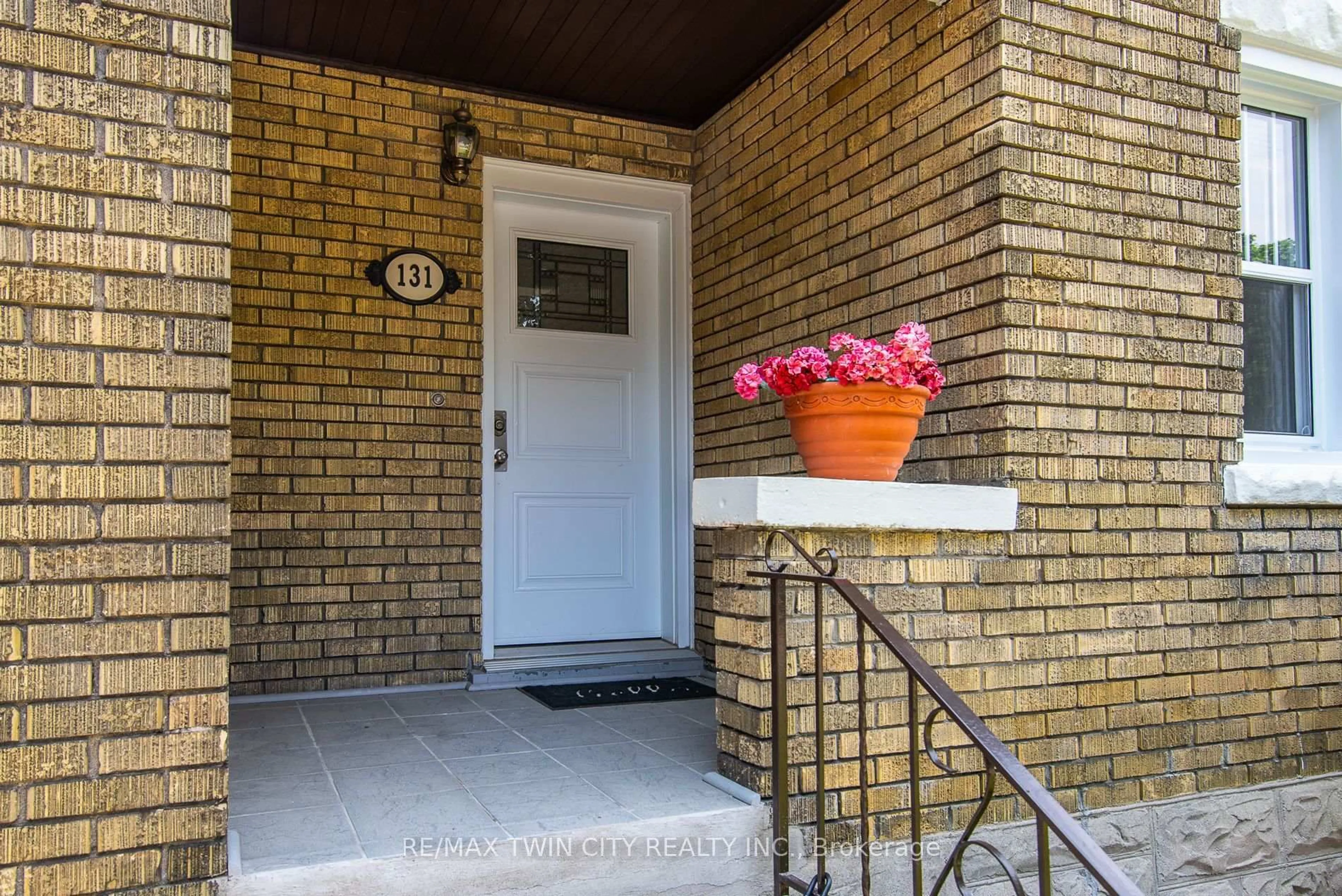 Indoor entryway for 131 Homewood Ave, Kitchener Ontario N2M 1X1