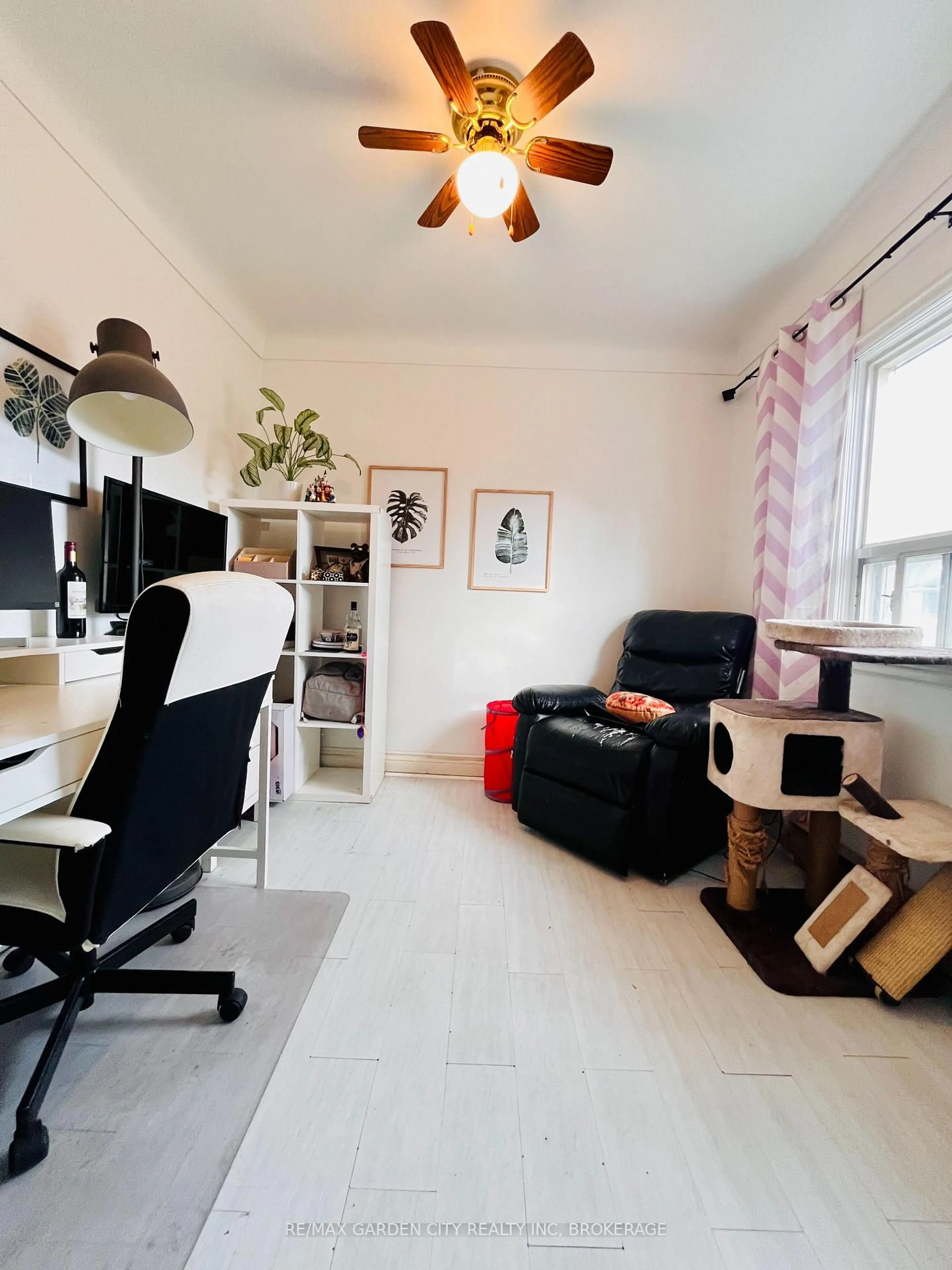 A pic of a room for 515 Rennie St, Hamilton Ontario L8H 3P6