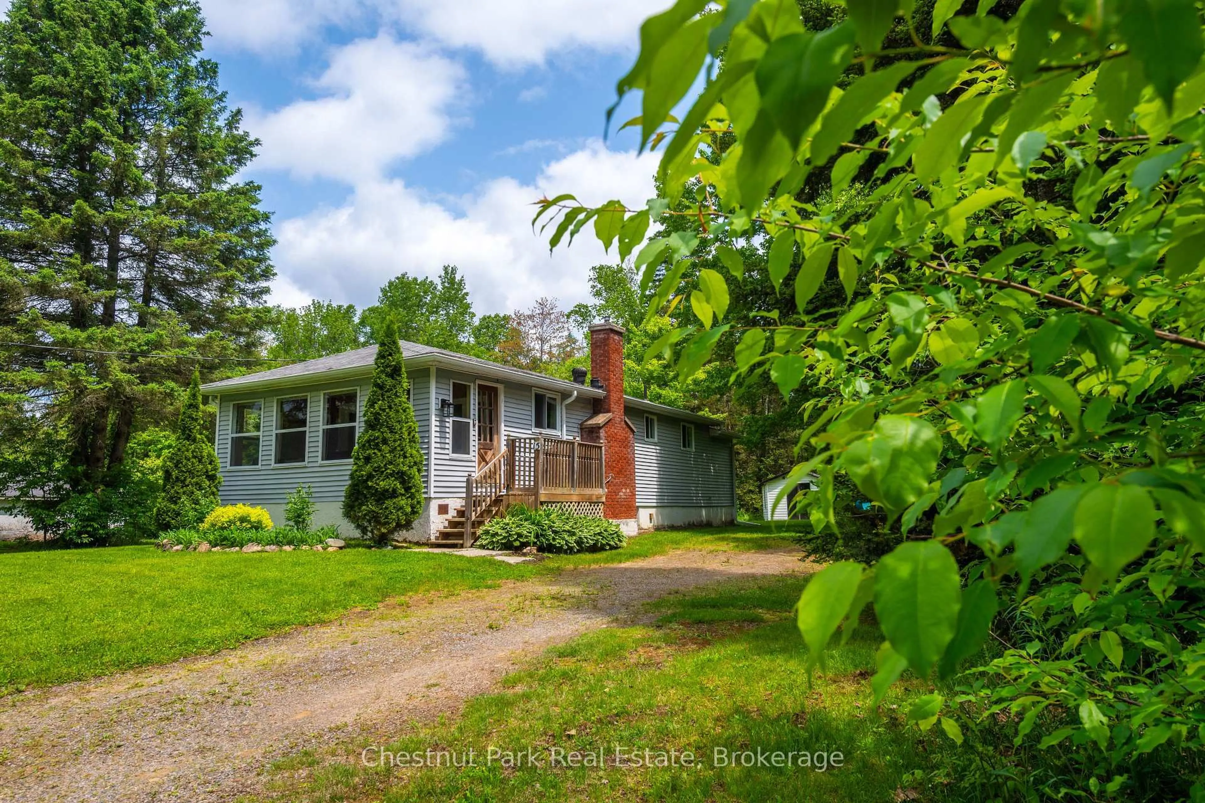 A pic from outside/outdoor area/front of a property/back of a property/a pic from drone, street for 15 Belmont St, Sundridge Ontario P0A 1Z0