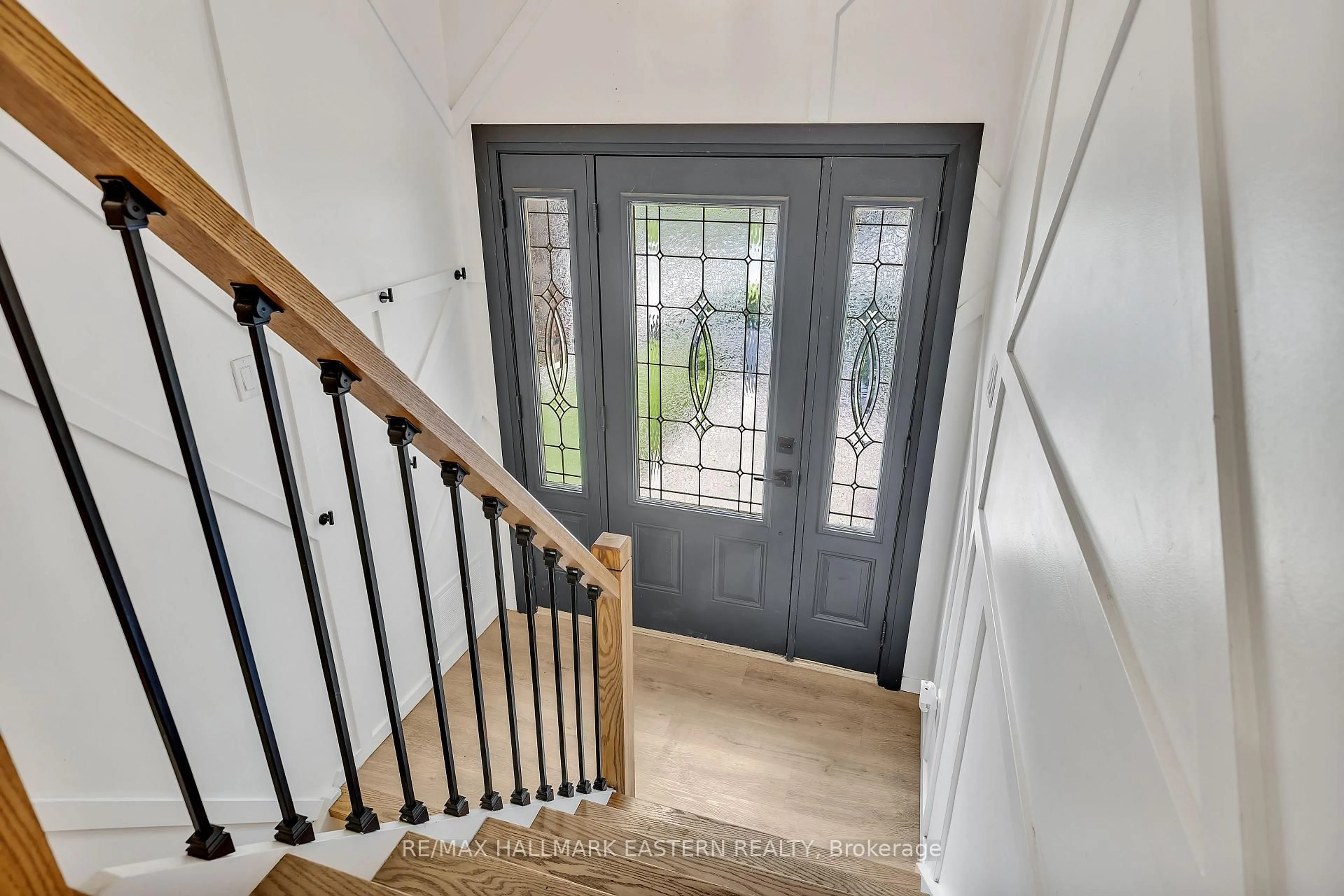 Indoor entryway for 1318 Cedargrove Dr, Peterborough West Ontario K9K 1H8