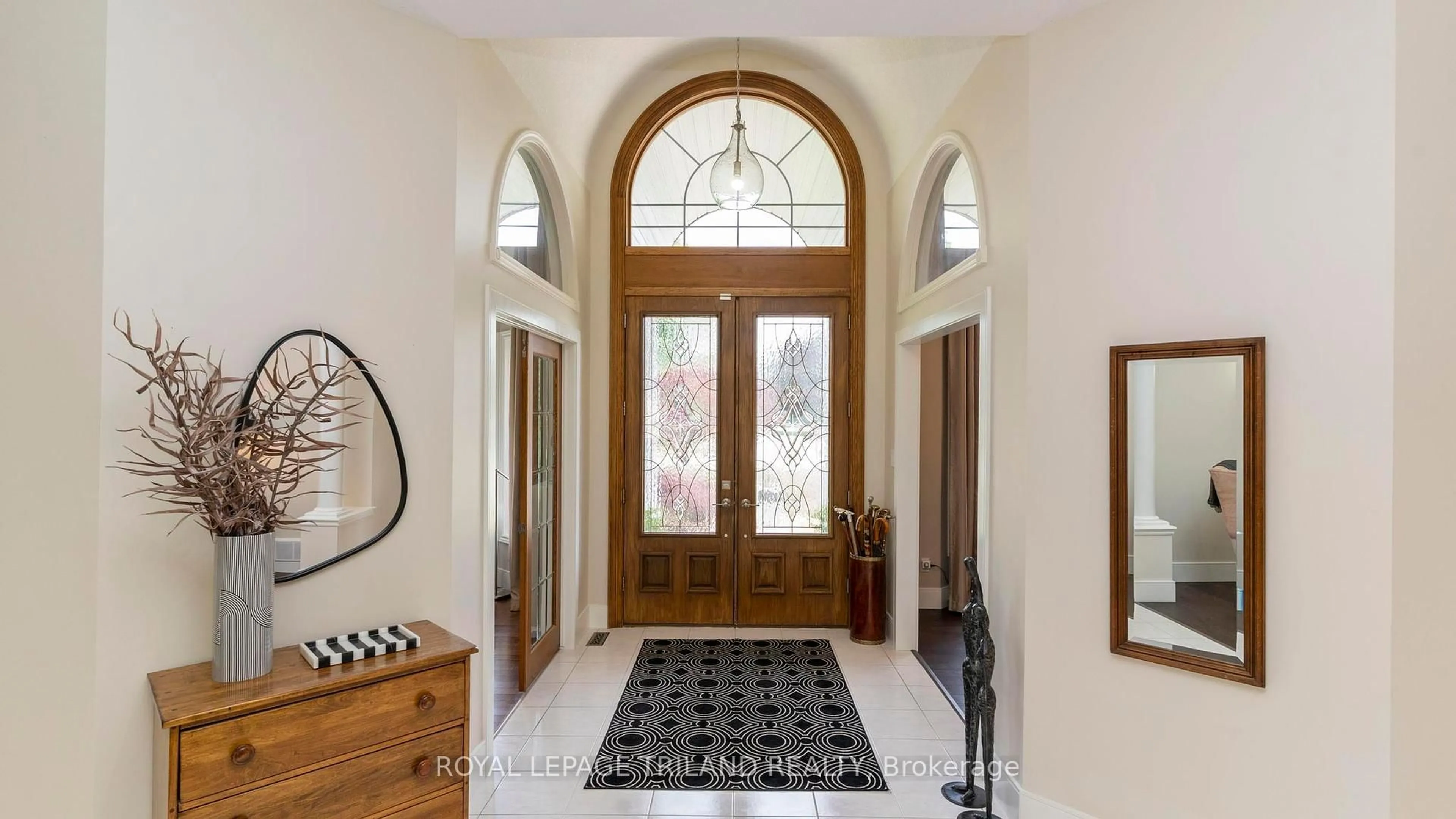 Indoor entryway for 42707 Meadow Wood Lane, Central Elgin Ontario N0L 2L0