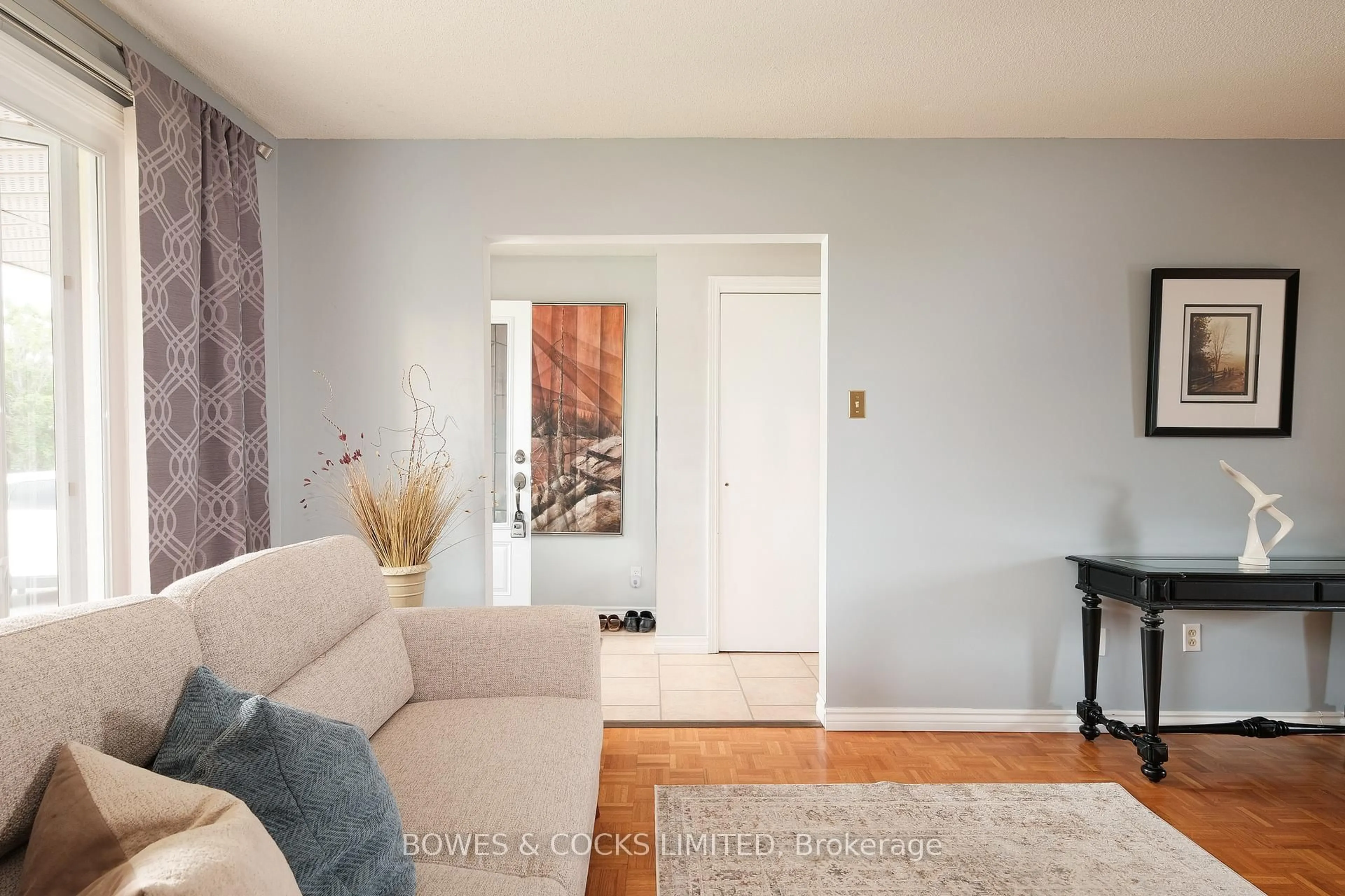 Living room with furniture, unknown for 1483 Clearview Dr, Peterborough West Ontario K9K 2A6