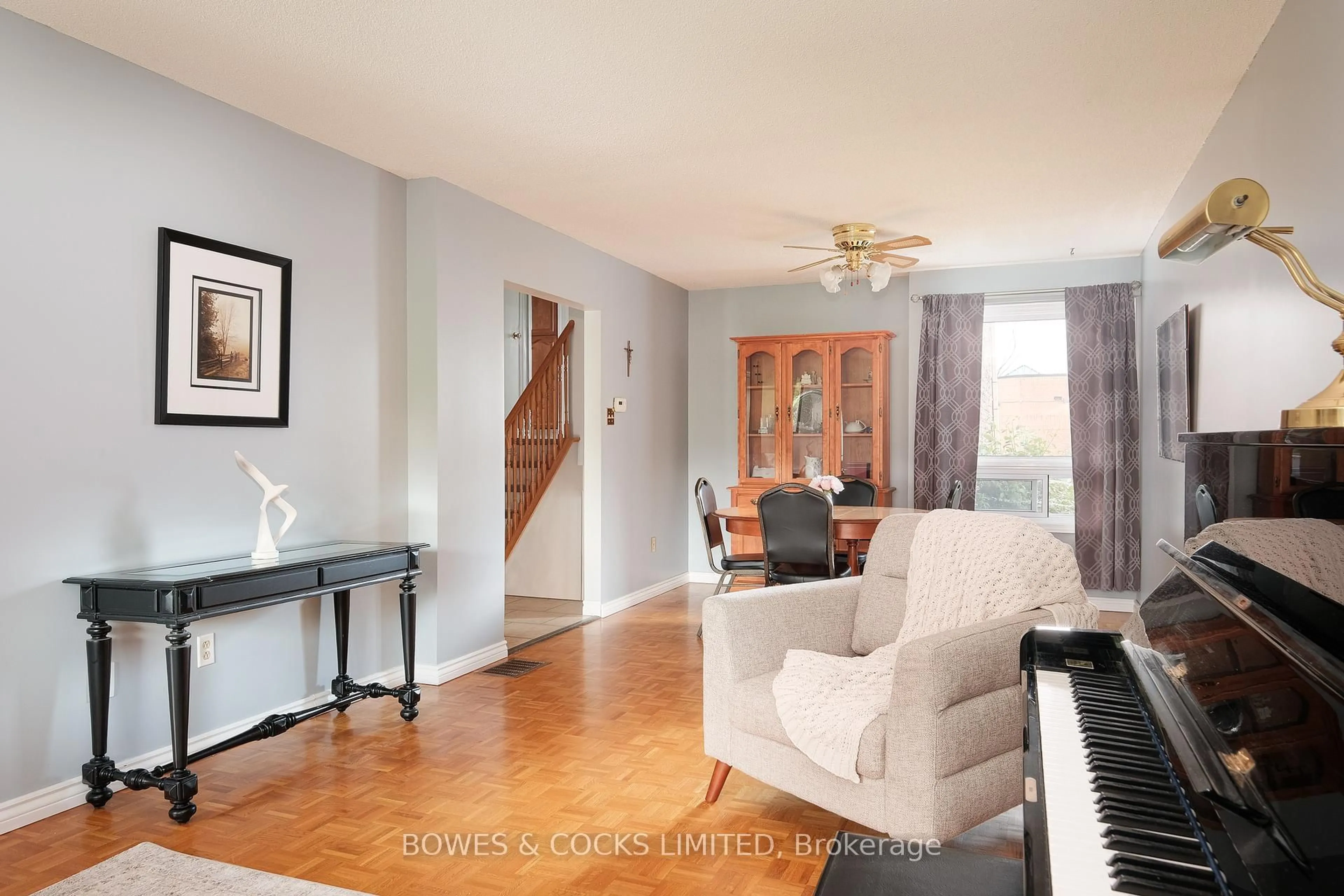 Living room with furniture, unknown for 1483 Clearview Dr, Peterborough West Ontario K9K 2A6