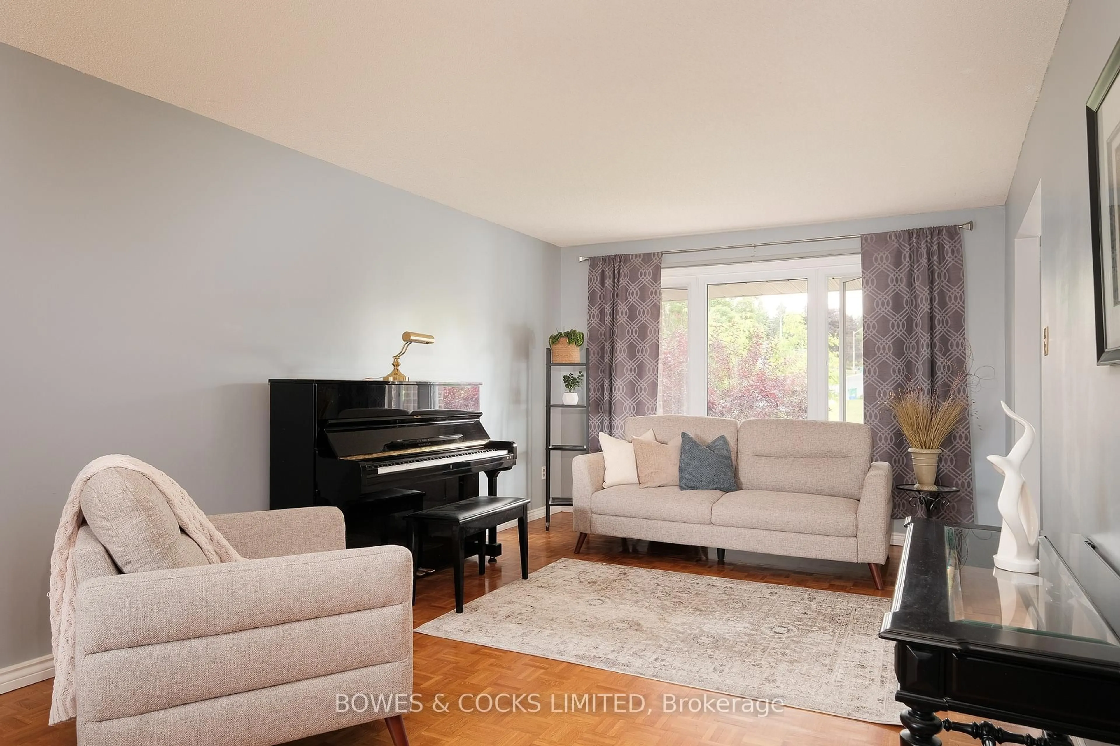 Living room with furniture, unknown for 1483 Clearview Dr, Peterborough West Ontario K9K 2A6