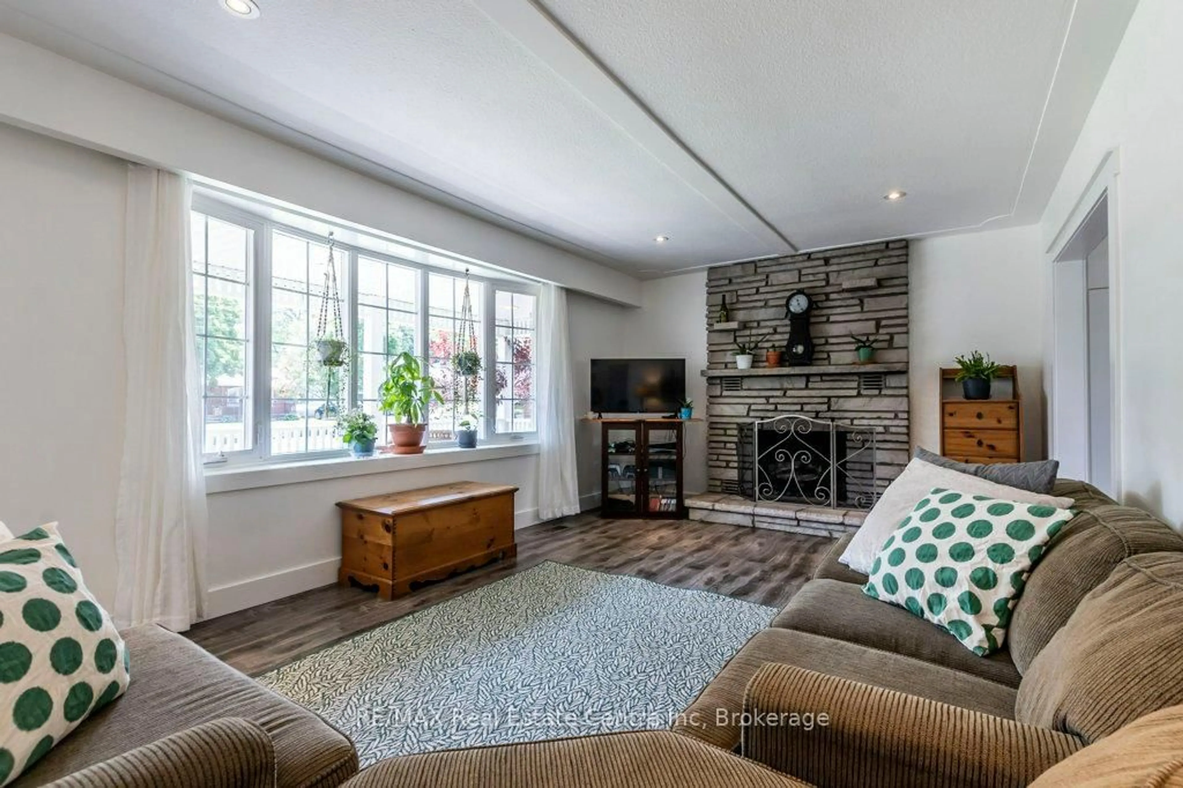 Living room with furniture, unknown for 42 Westminster Ave, Guelph Ontario N1E 4C1