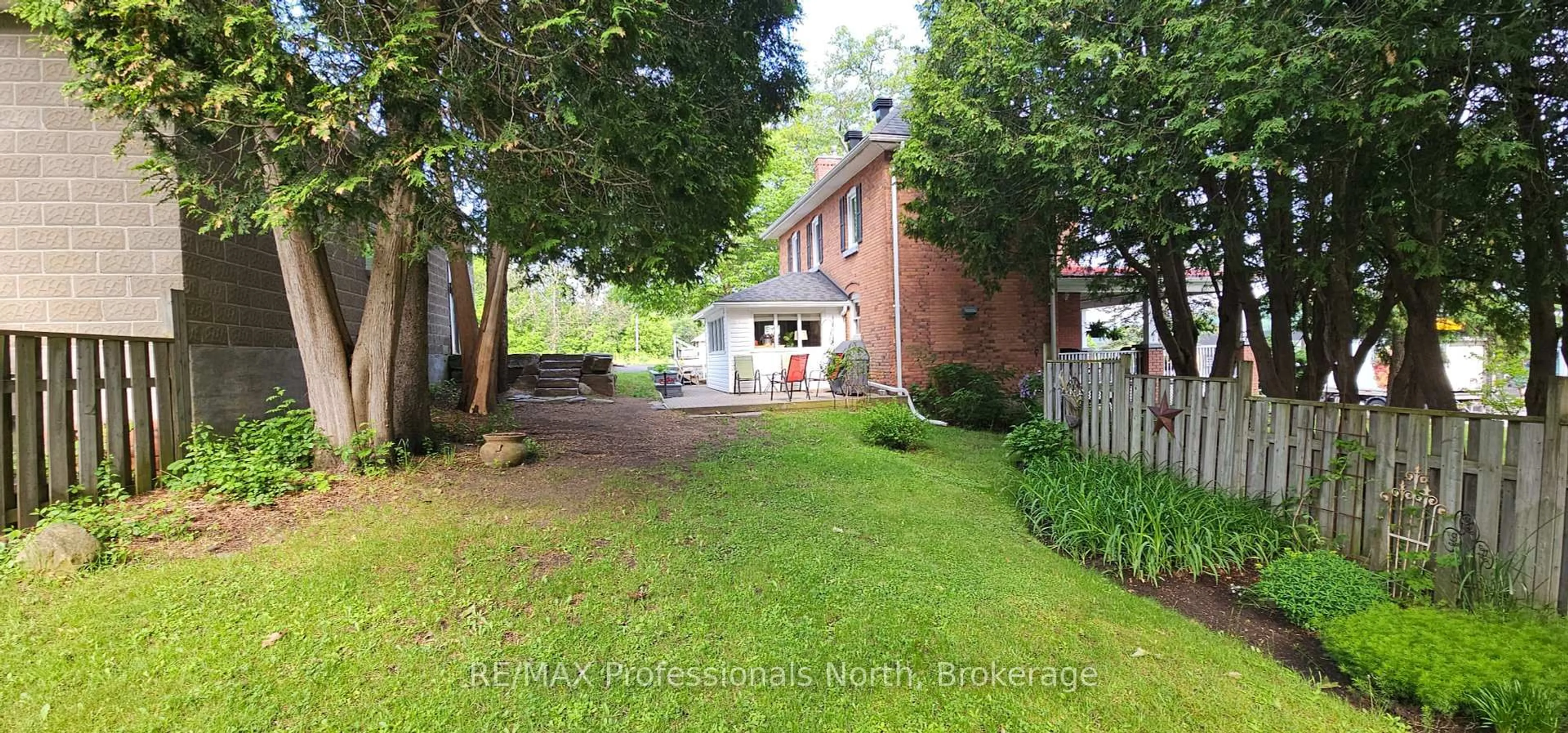A pic from outside/outdoor area/front of a property/back of a property/a pic from drone, street for 133 Main St, Huntsville Ontario P1H 1W5