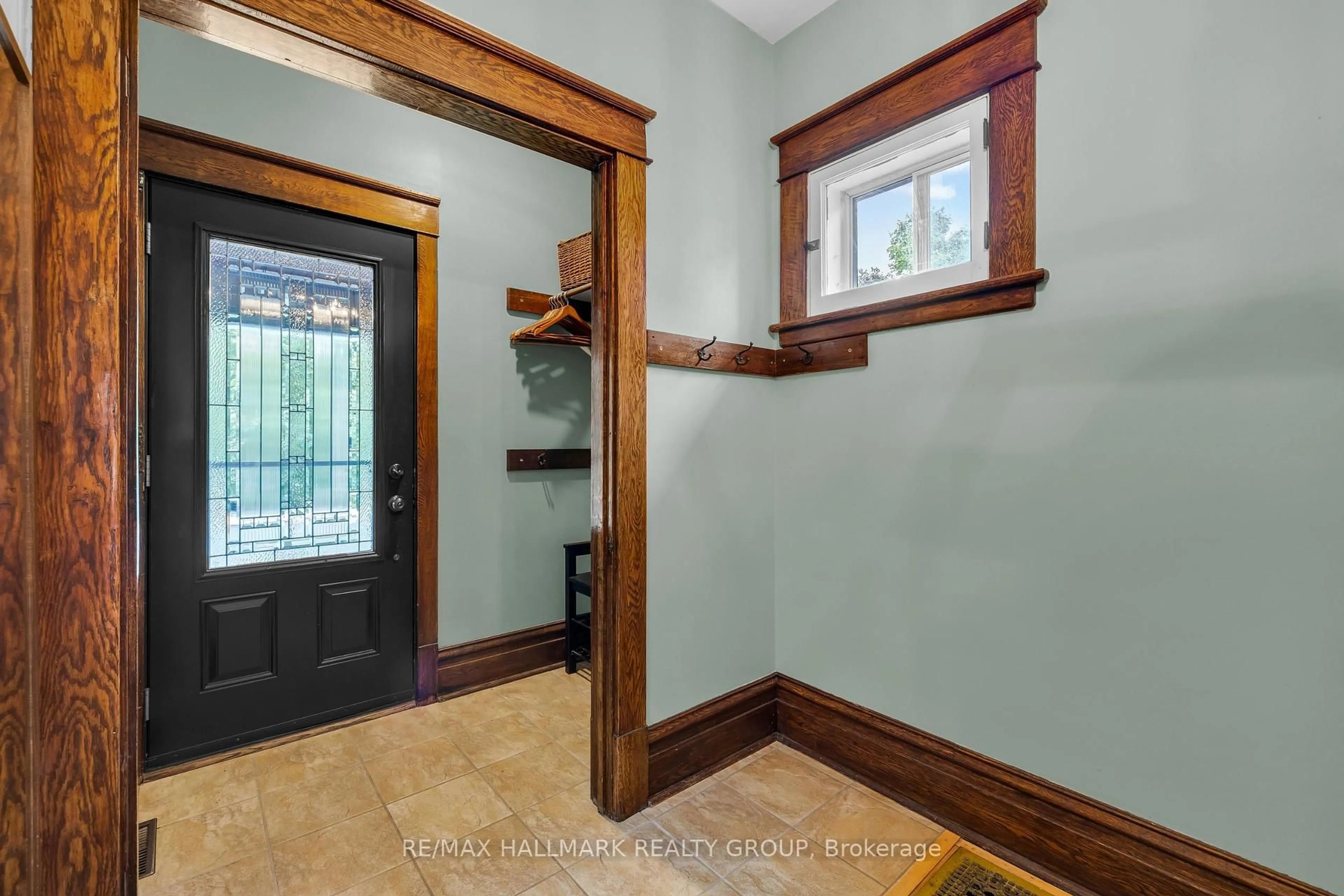 Indoor entryway for 23 Julian Ave, Ottawa Ontario K1Y 0S6
