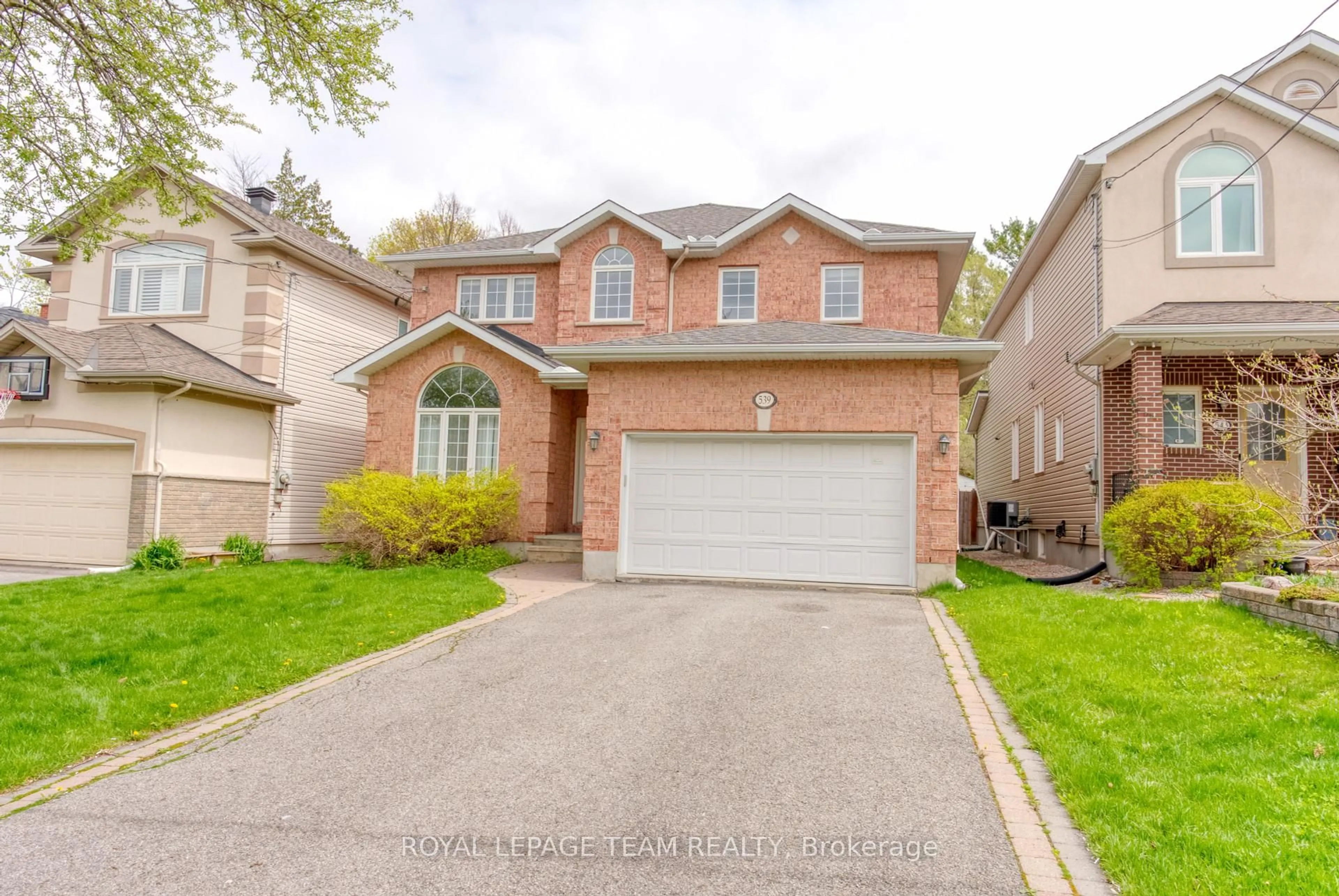 Home with brick exterior material, street for 539 Tweedsmuir Ave, Ottawa Ontario K1Z 5P1