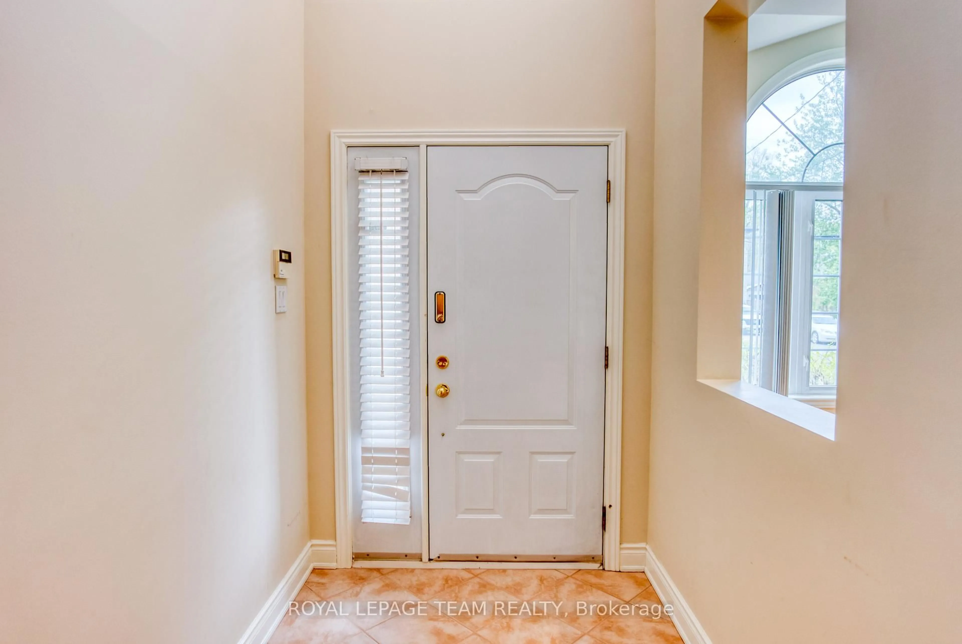 Indoor entryway for 539 Tweedsmuir Ave, Ottawa Ontario K1Z 5P1