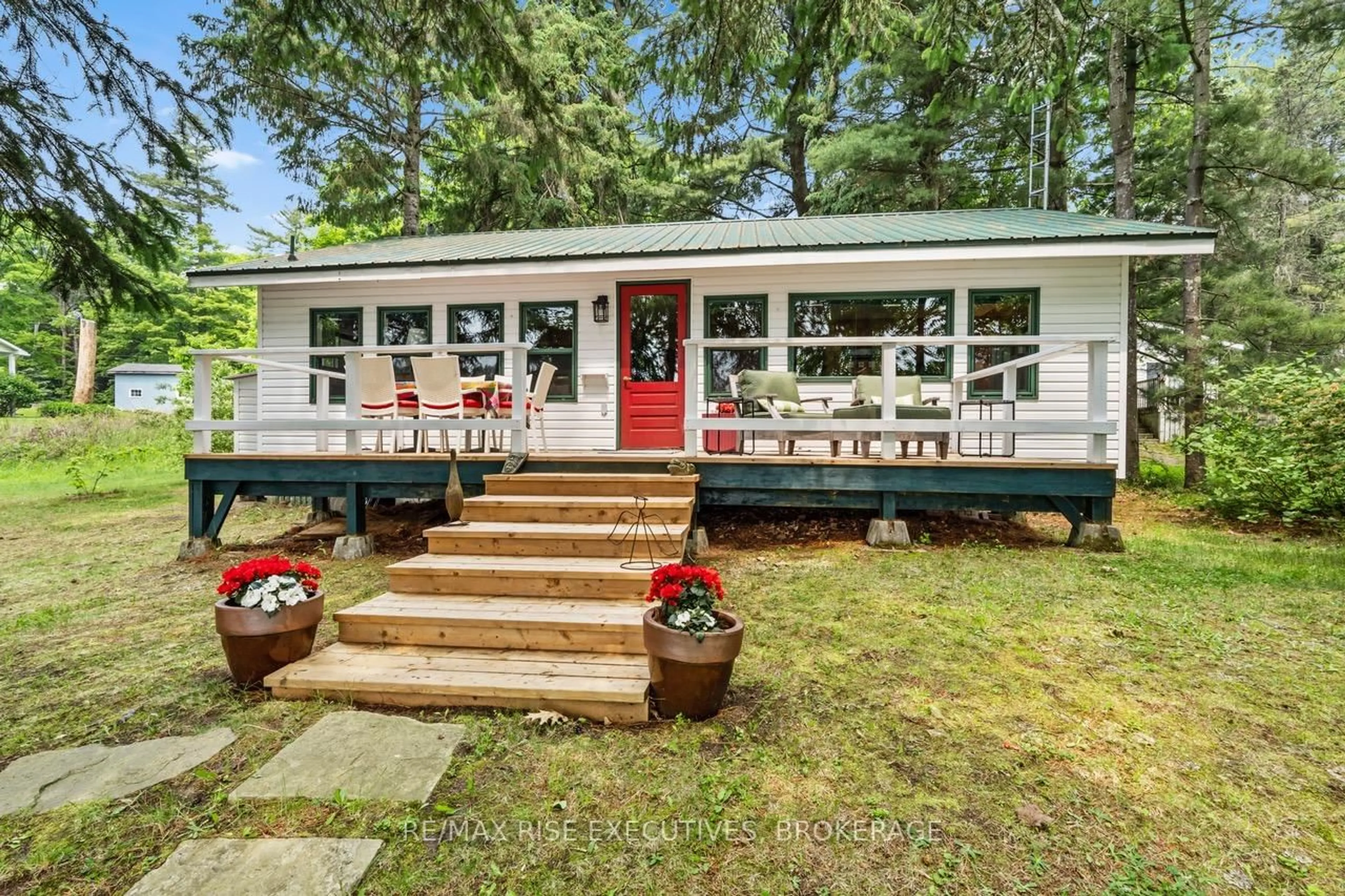 Home with vinyl exterior material, unknown for 936 Rollingbank Lane, Leeds and the Thousand Islands Ontario K0E 1B0