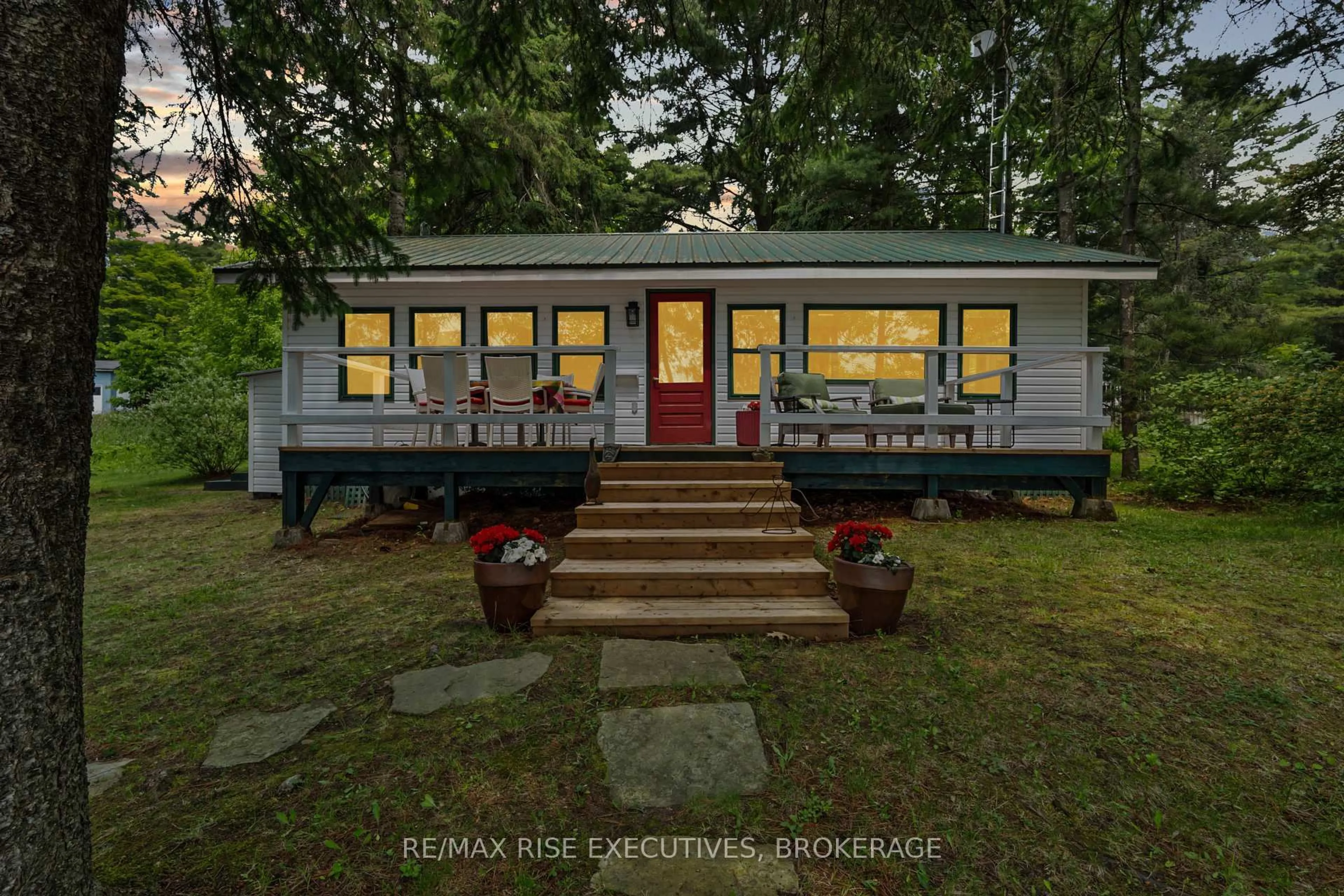 Home with vinyl exterior material, unknown for 936 Rollingbank Lane, Leeds and the Thousand Islands Ontario K0E 1B0