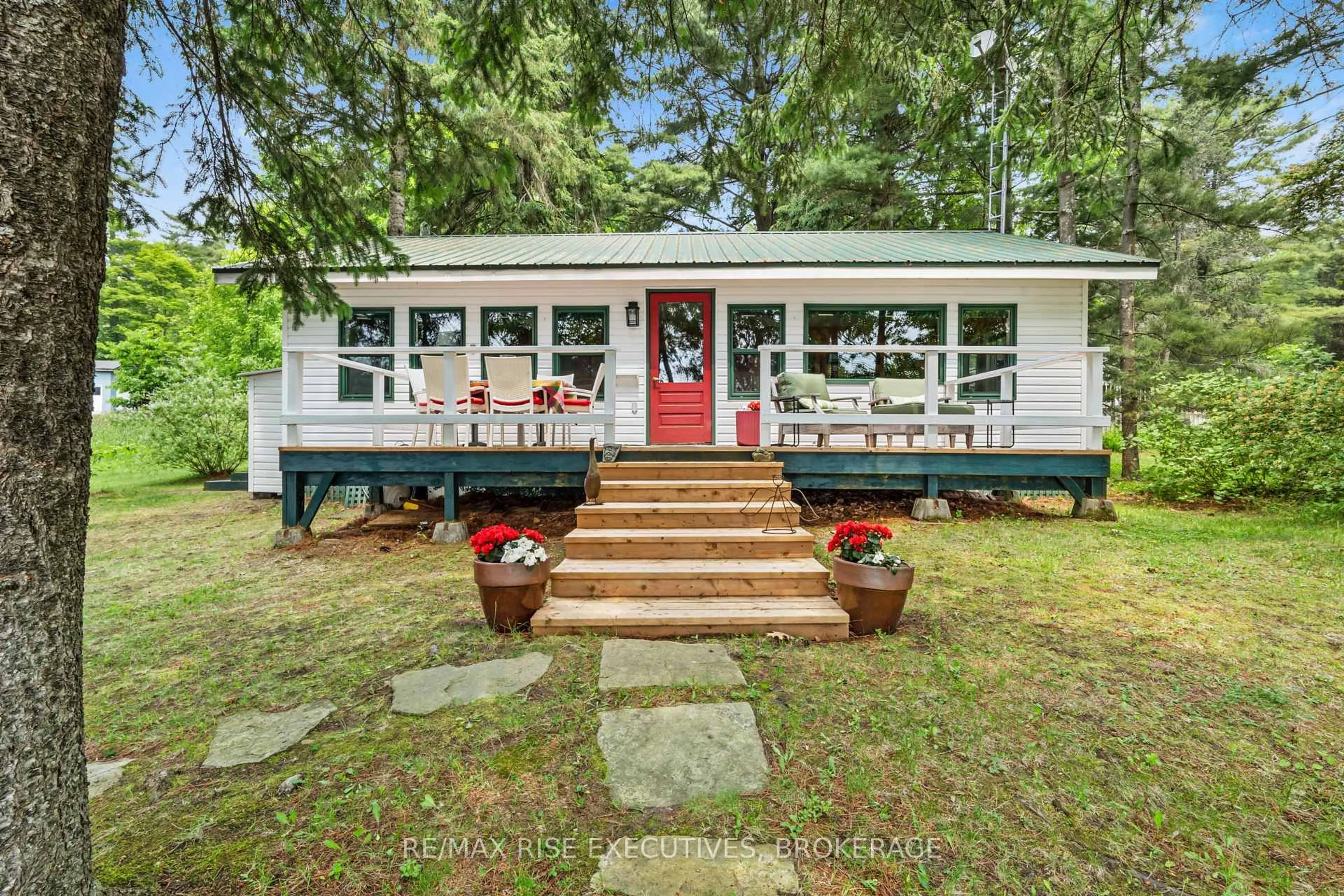 Home with vinyl exterior material, unknown for 936 Rollingbank Lane, Leeds and the Thousand Islands Ontario K0E 1B0