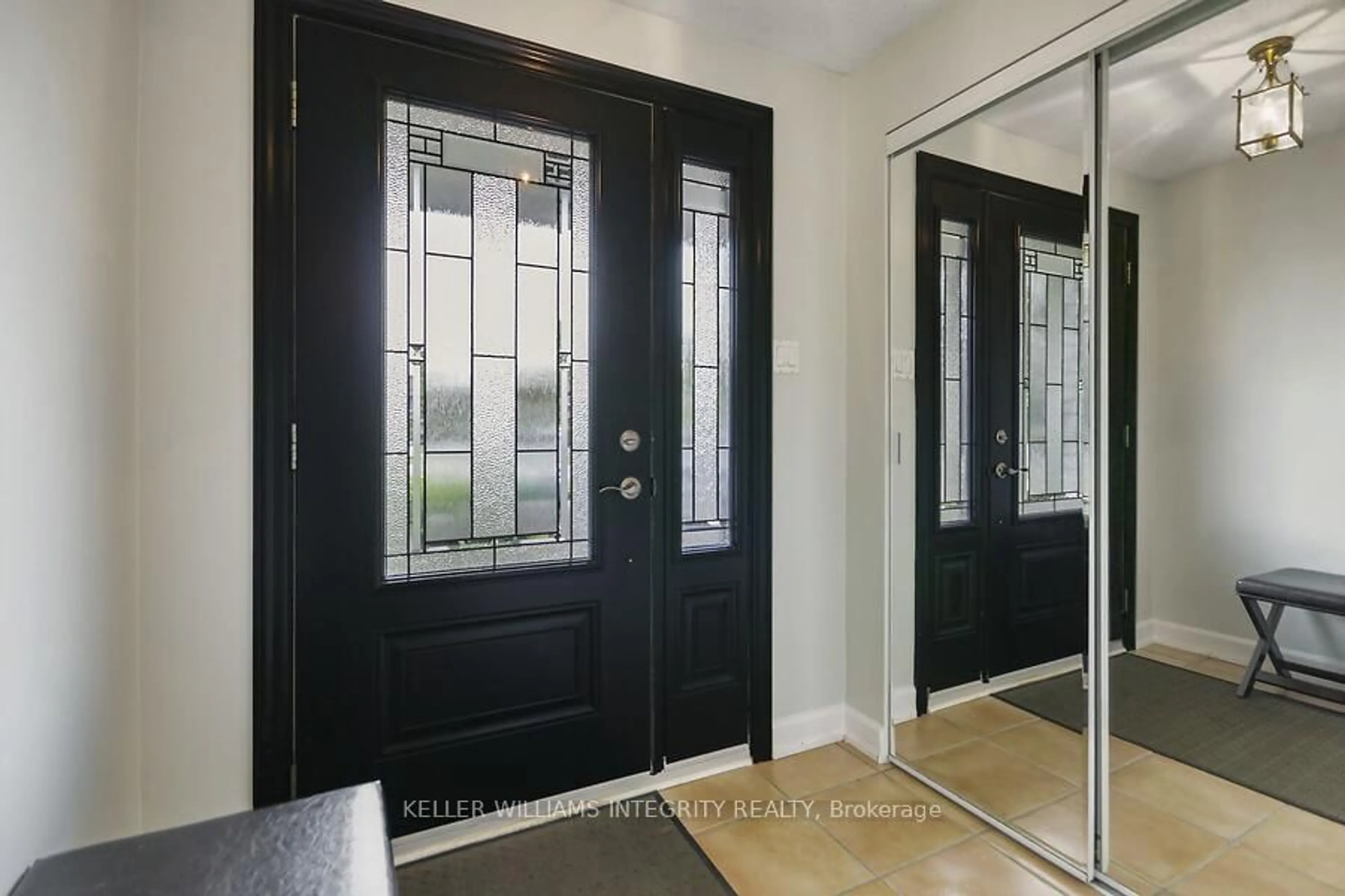 Indoor entryway for 58 Lindhurst Cres, Ottawa Ontario K2G 0T7