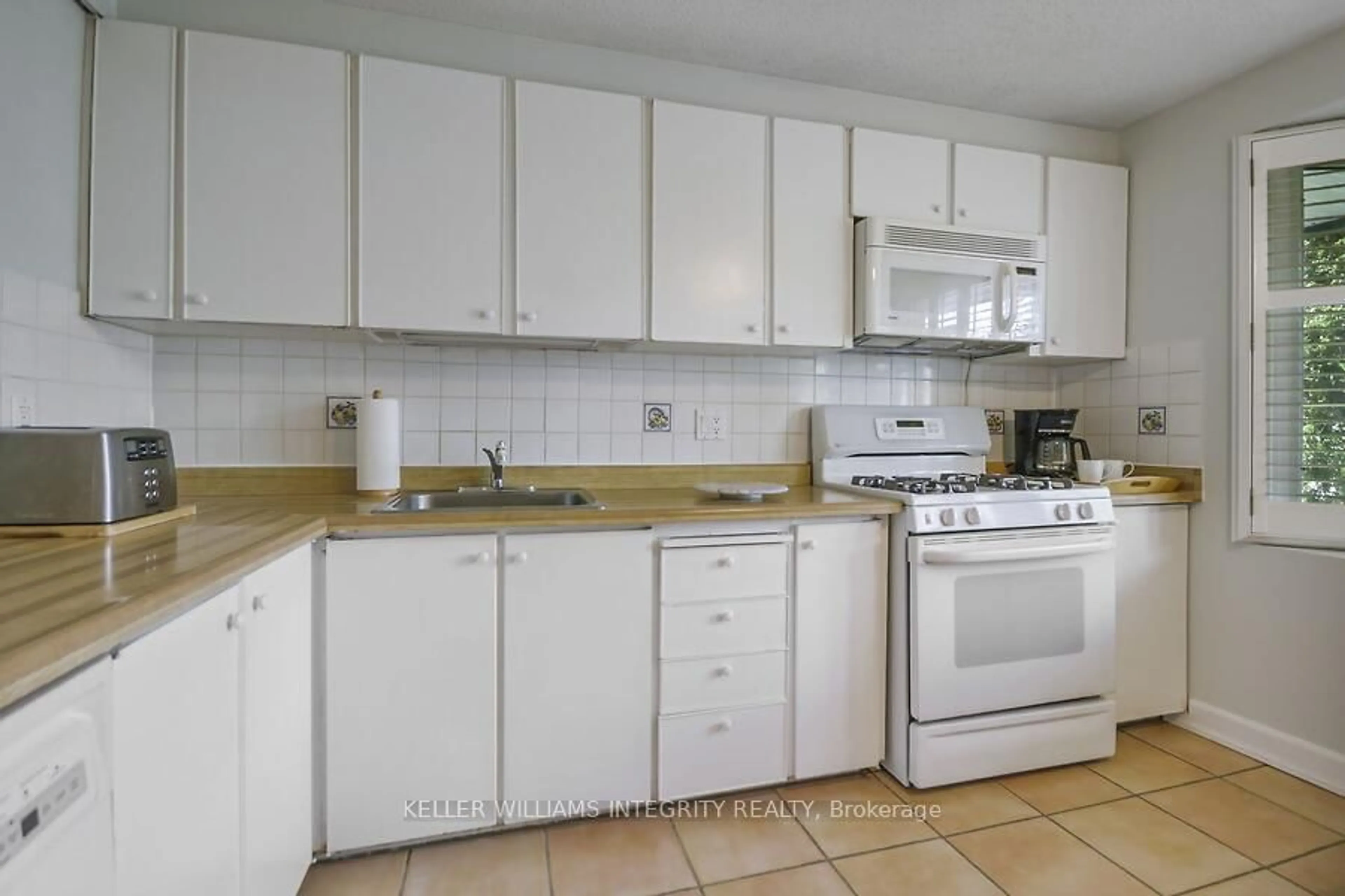 Standard kitchen, ceramic/tile floor for 58 Lindhurst Cres, Ottawa Ontario K2G 0T7