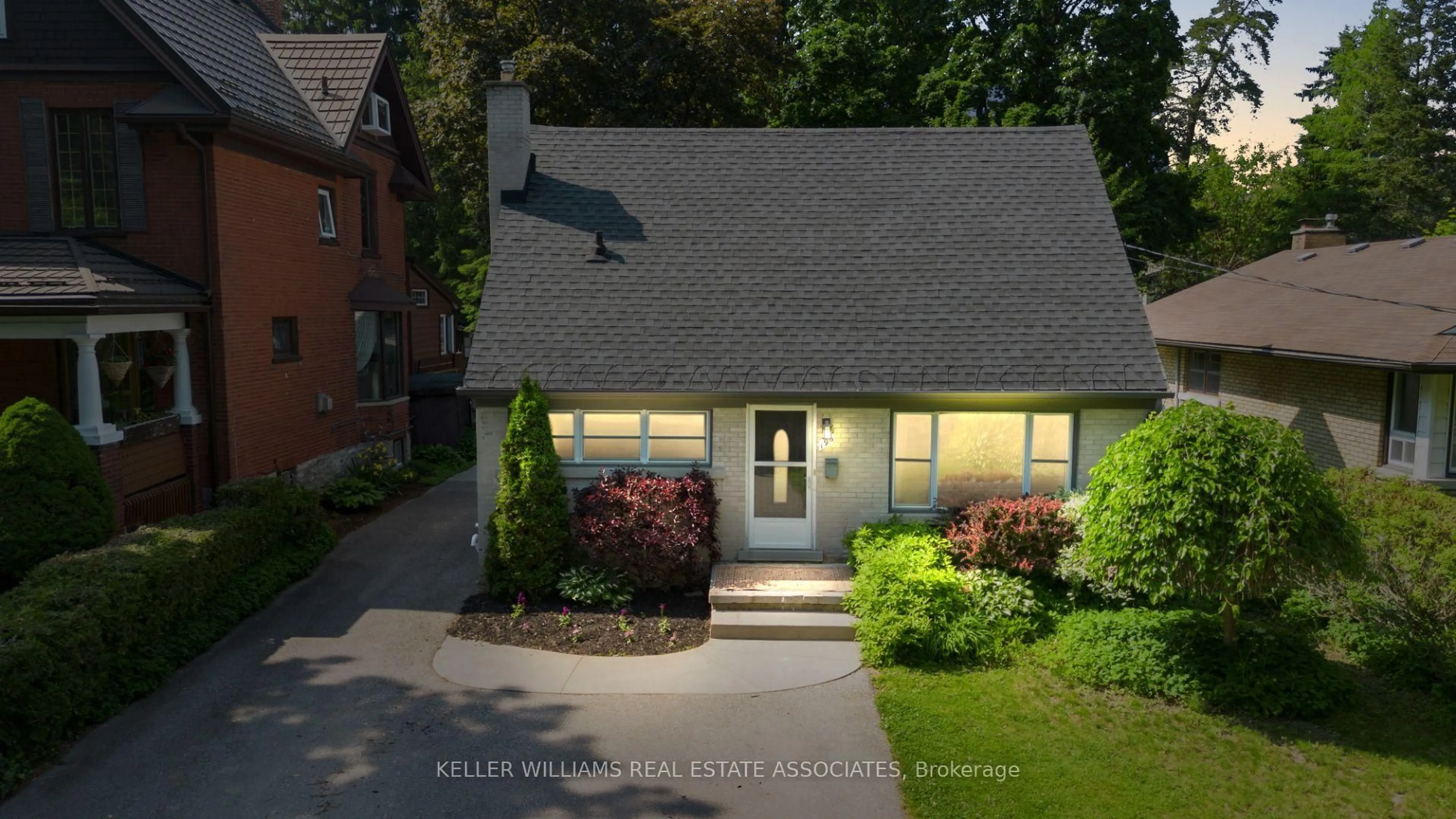 A pic from outside/outdoor area/front of a property/back of a property/a pic from drone, street for 196 Sheldon Ave, Kitchener Ontario N2H 3M8
