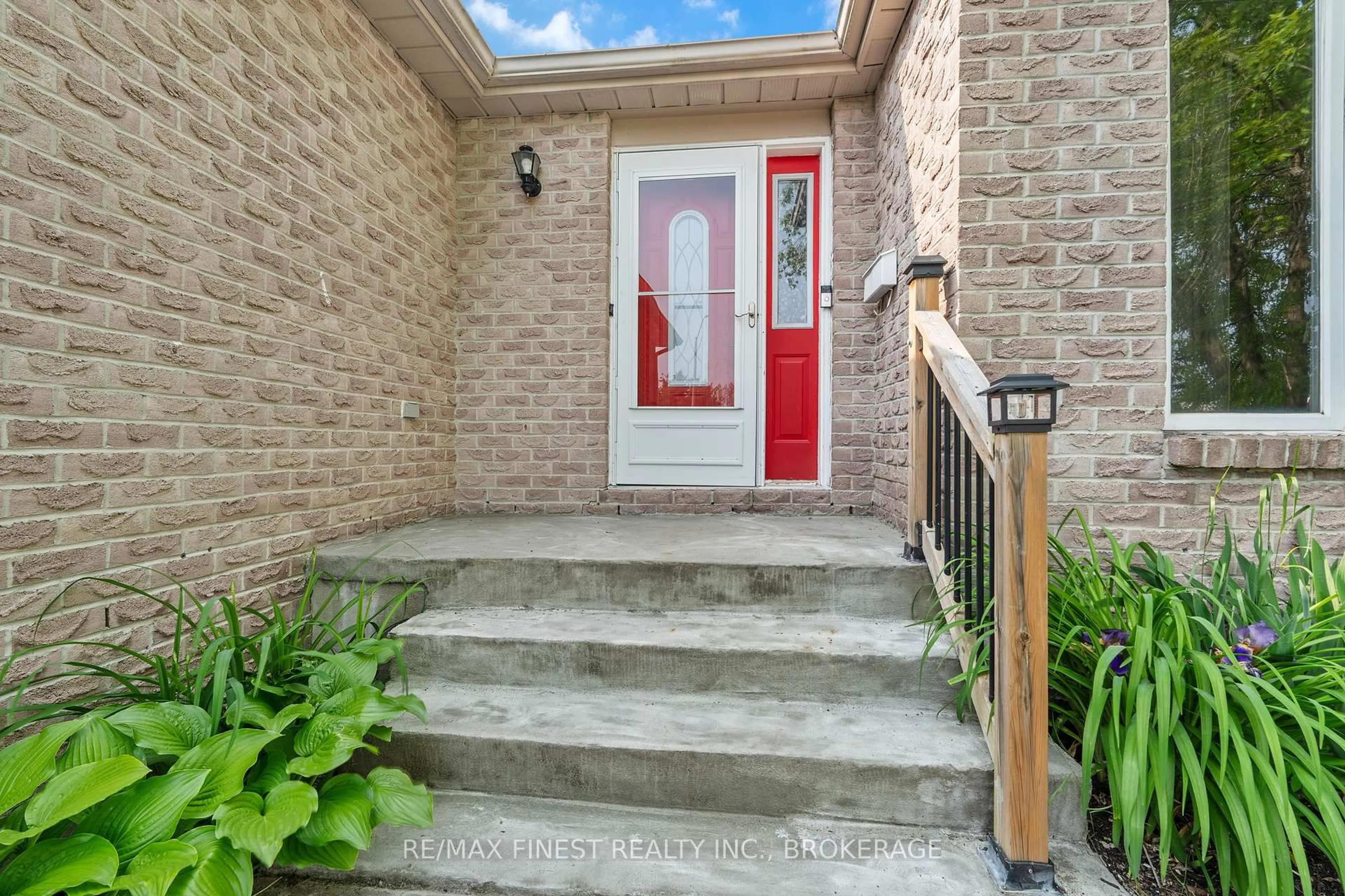 Indoor entryway for 86 Kidd Dr, Loyalist Ontario K7N 1X8