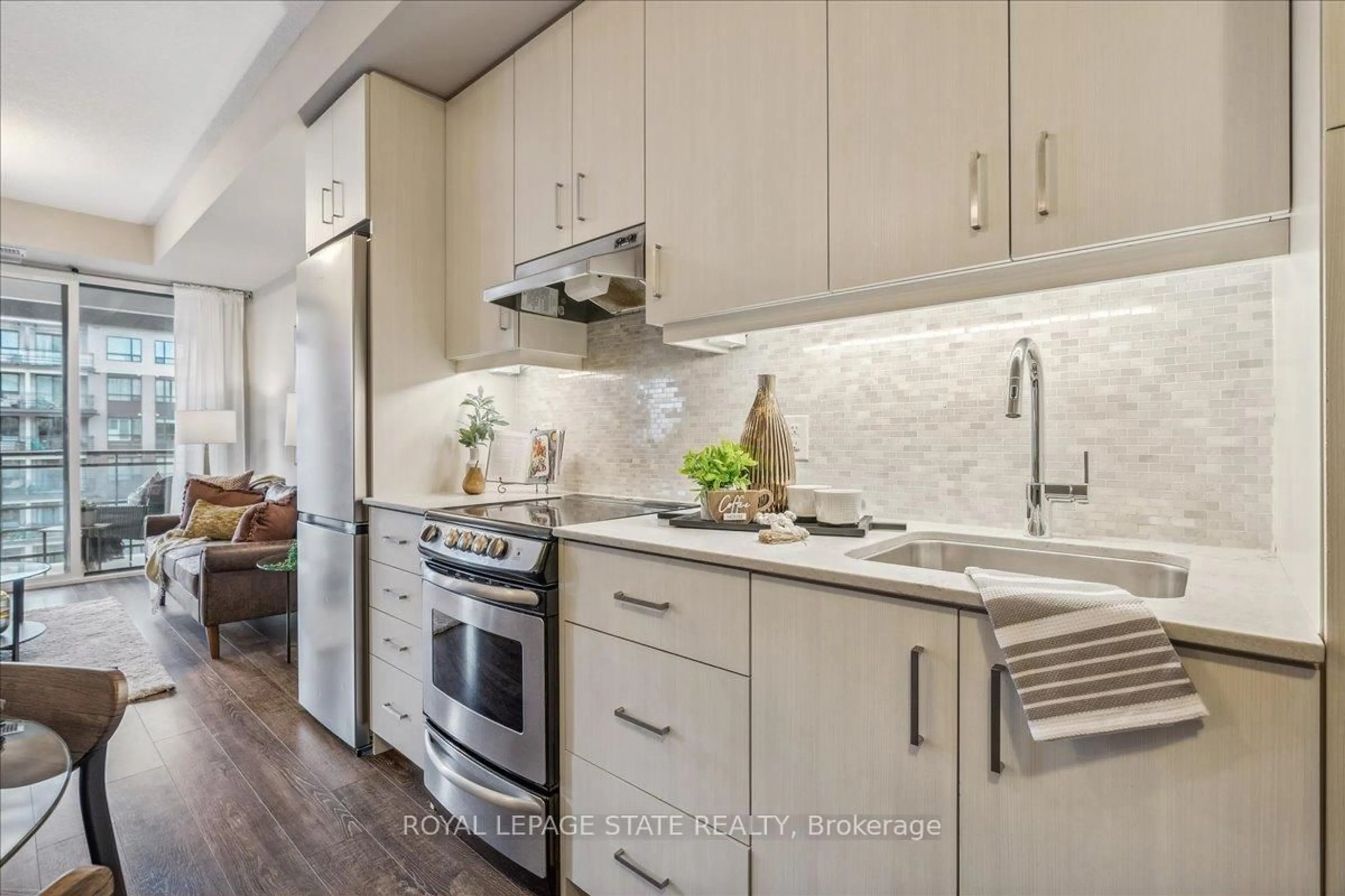 Open concept kitchen, unknown for 10 Esplanade Lane #418, Grimsby Ontario L3M 0H1
