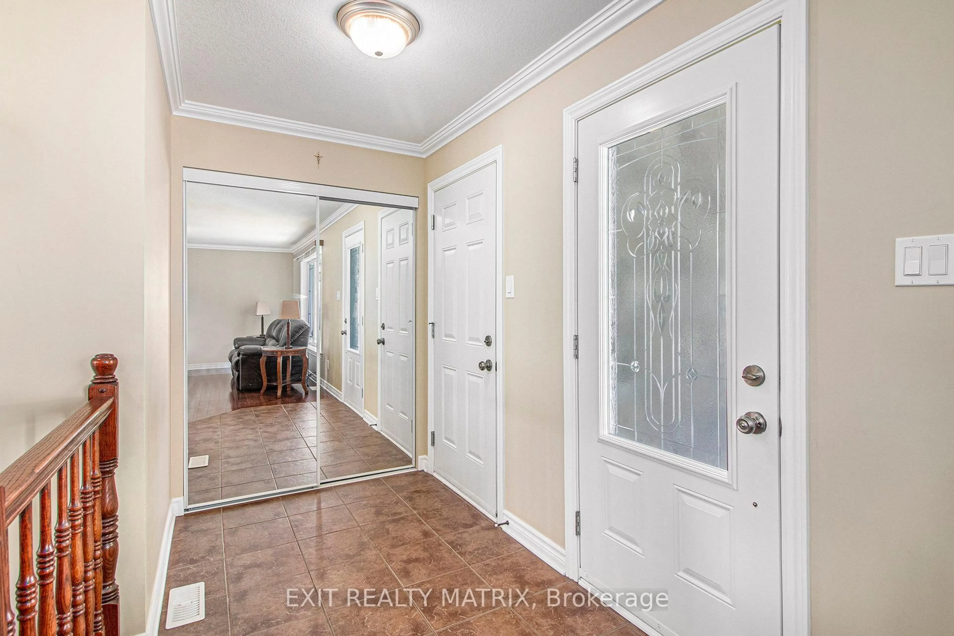 Indoor entryway for 100 Royal Crt, The Nation Ontario K0A 2M0