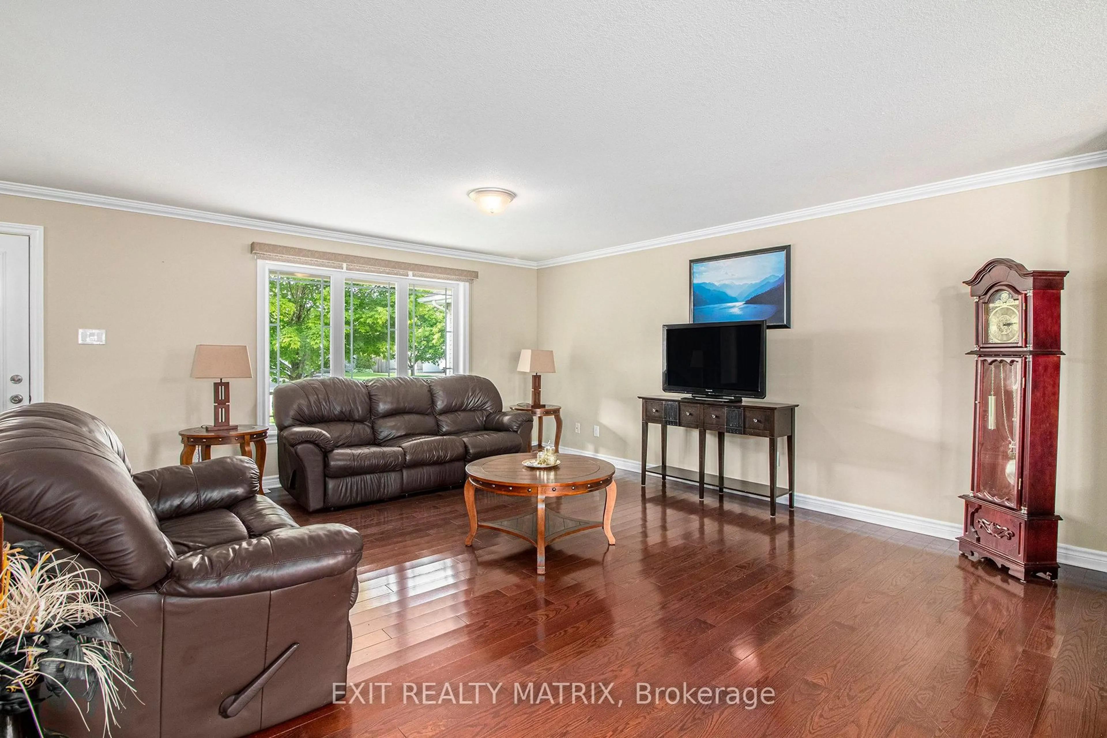Living room with furniture, unknown for 100 Royal Crt, The Nation Ontario K0A 2M0