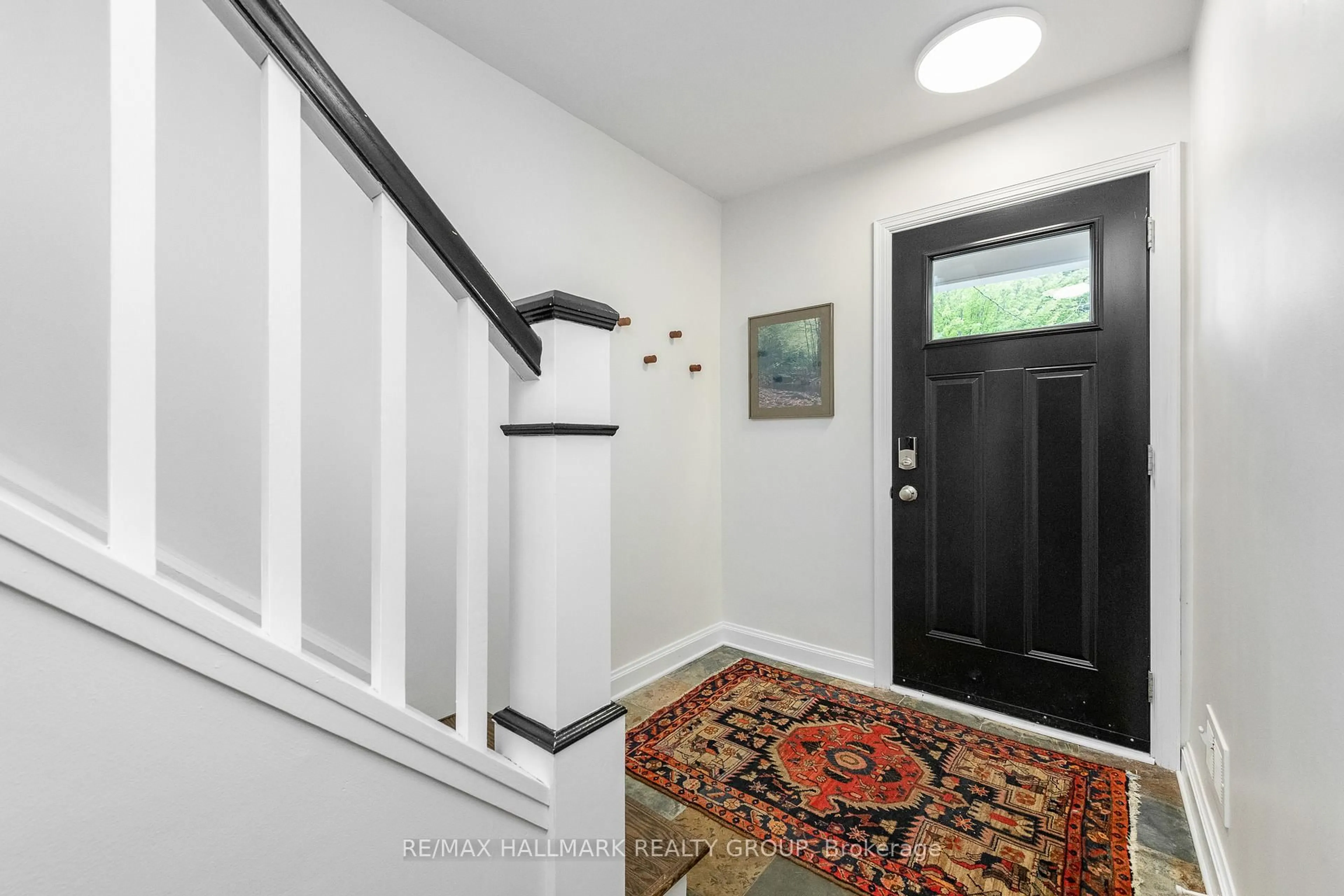 Indoor entryway for 521 Athlone Ave, Ottawa Ontario K1Z 5M9