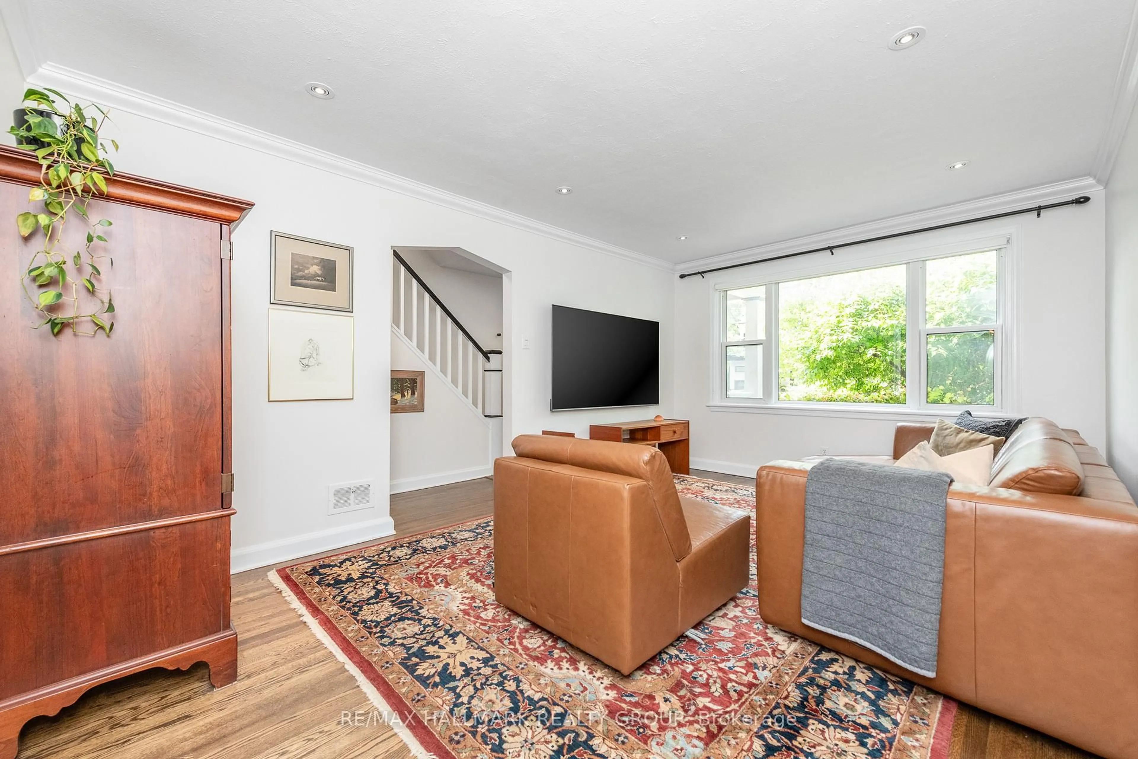 Living room with furniture, unknown for 521 Athlone Ave, Ottawa Ontario K1Z 5M9