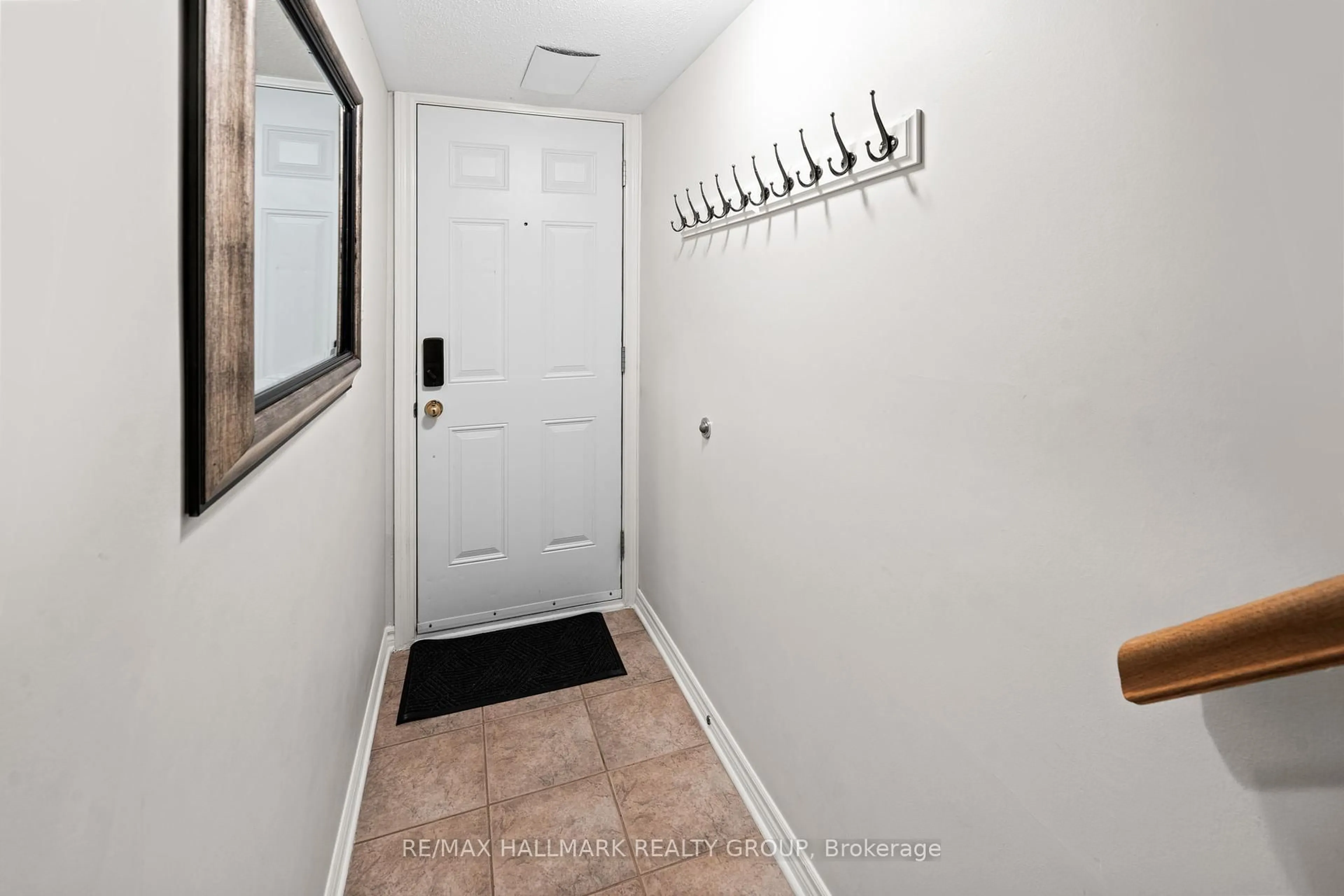 Indoor entryway for 1340 Guthrie St, Ottawa Ontario K2H 1G8