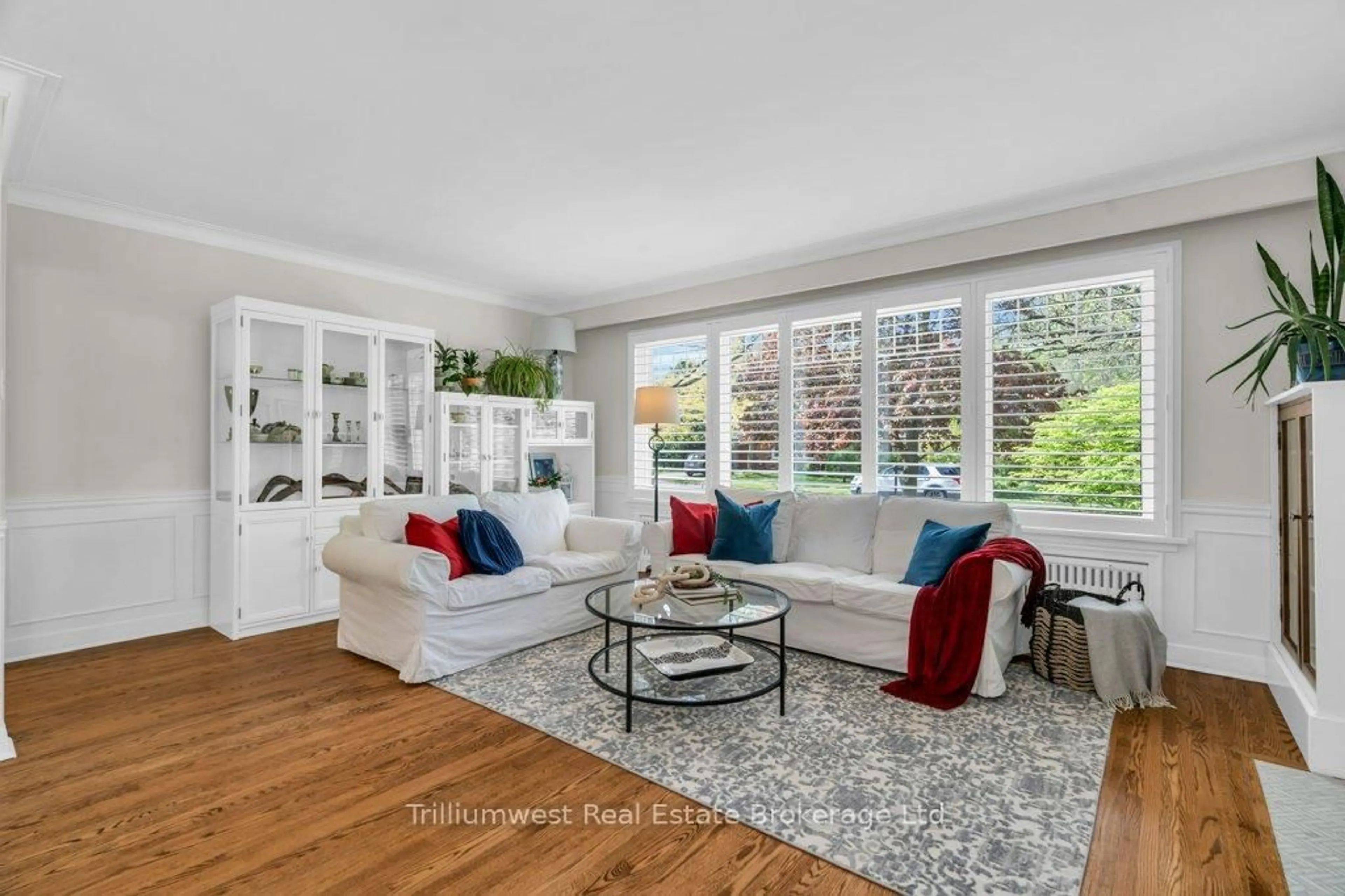Living room with furniture, unknown for 52 Forest Hill Dr, Guelph Ontario N1G 2E6