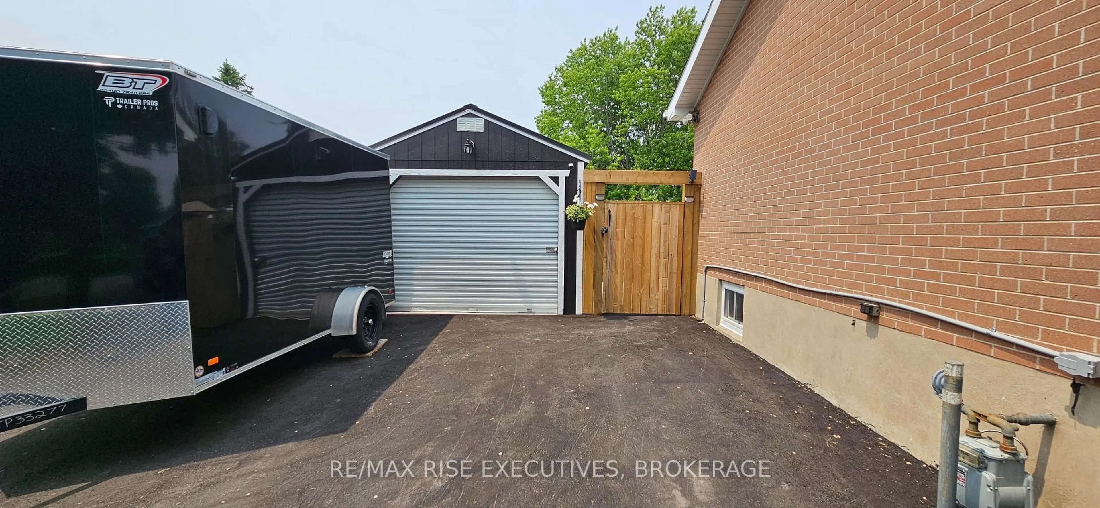 Indoor garage for 1453 Woodfield Cres, Kingston Ontario K7P 2V4