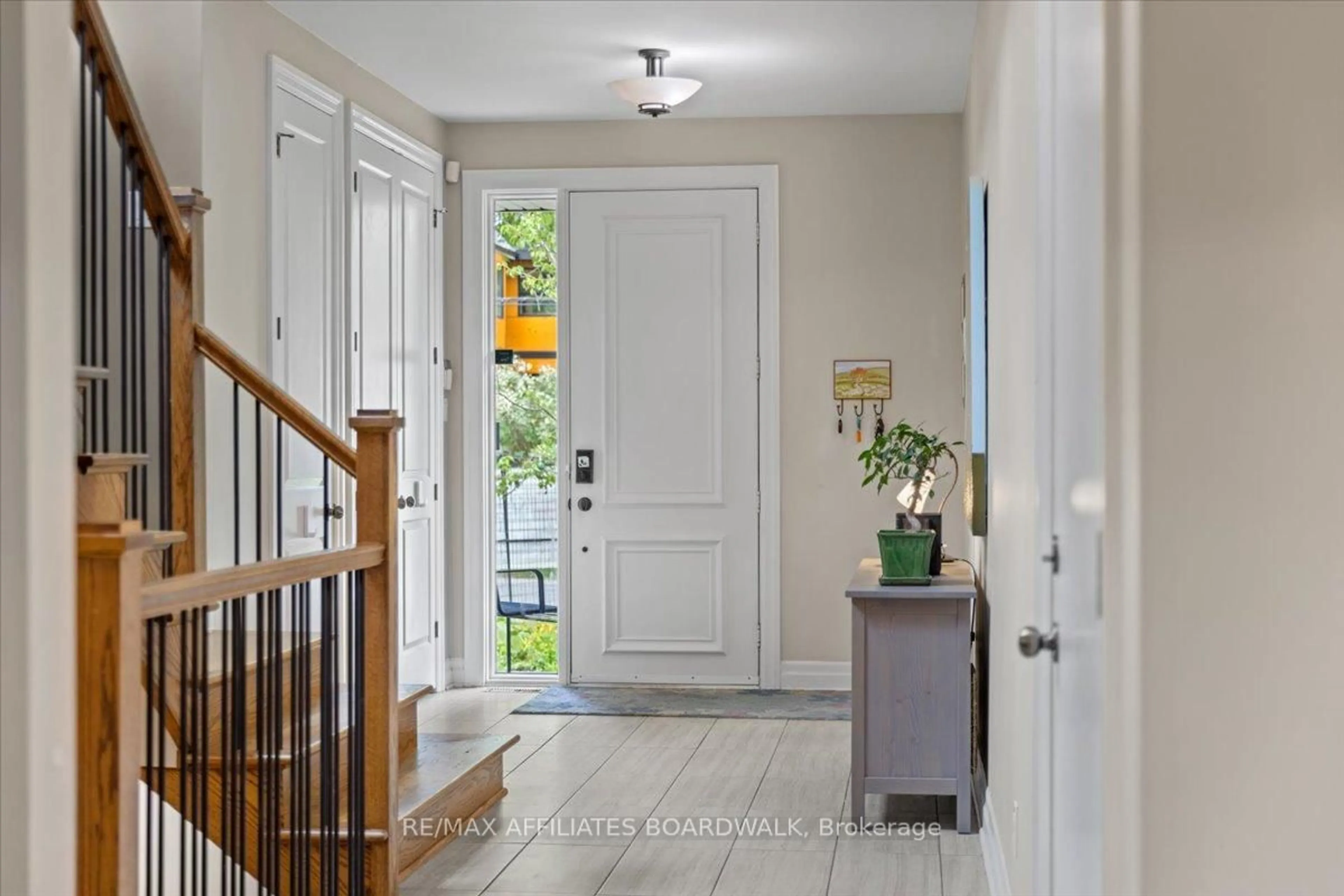 Indoor entryway for 520 Tweedsmuir Ave, Ottawa Ontario K1Z 5N9