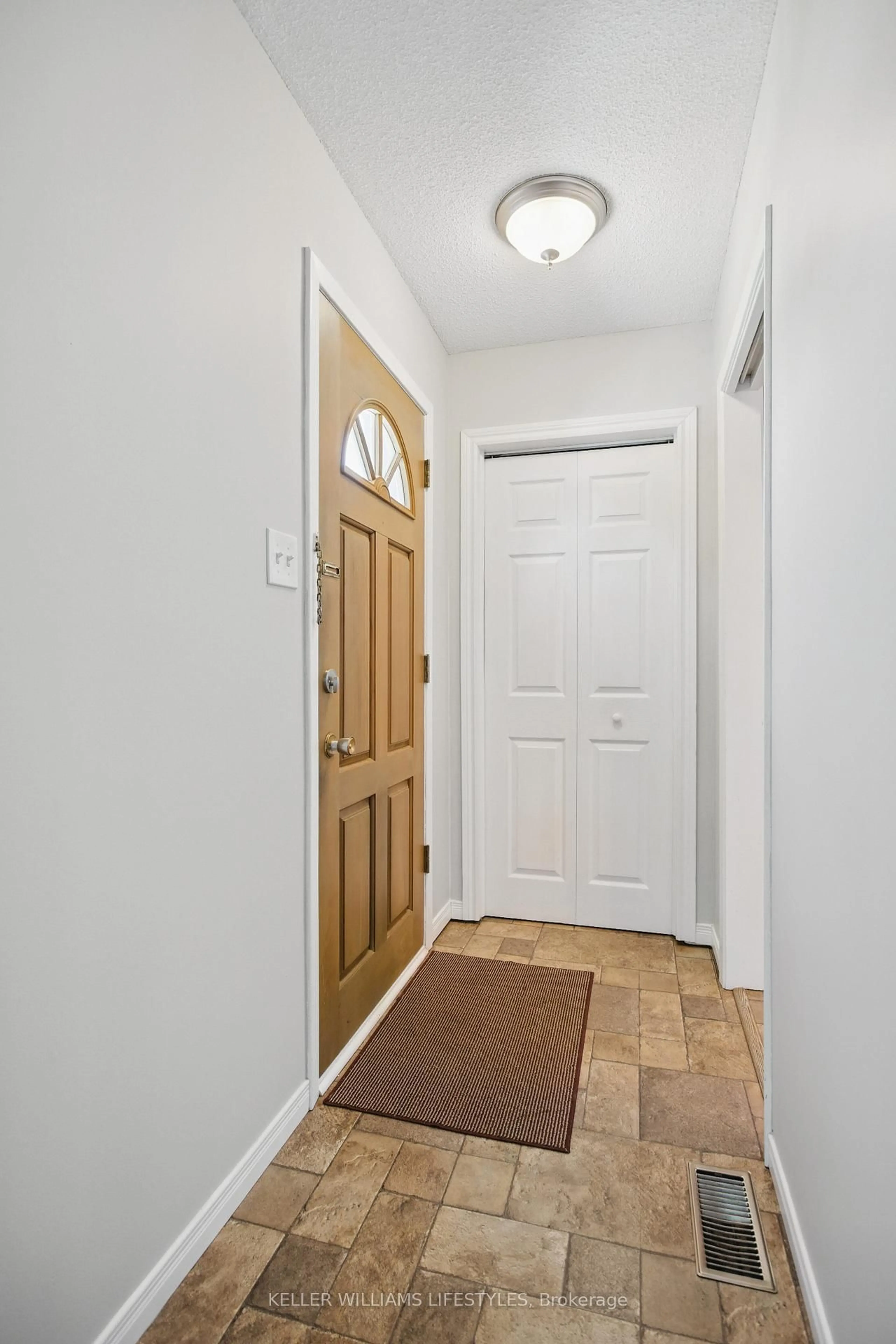 Indoor entryway for 41 Manor Rd, St. Thomas Ontario N5R 4Z4