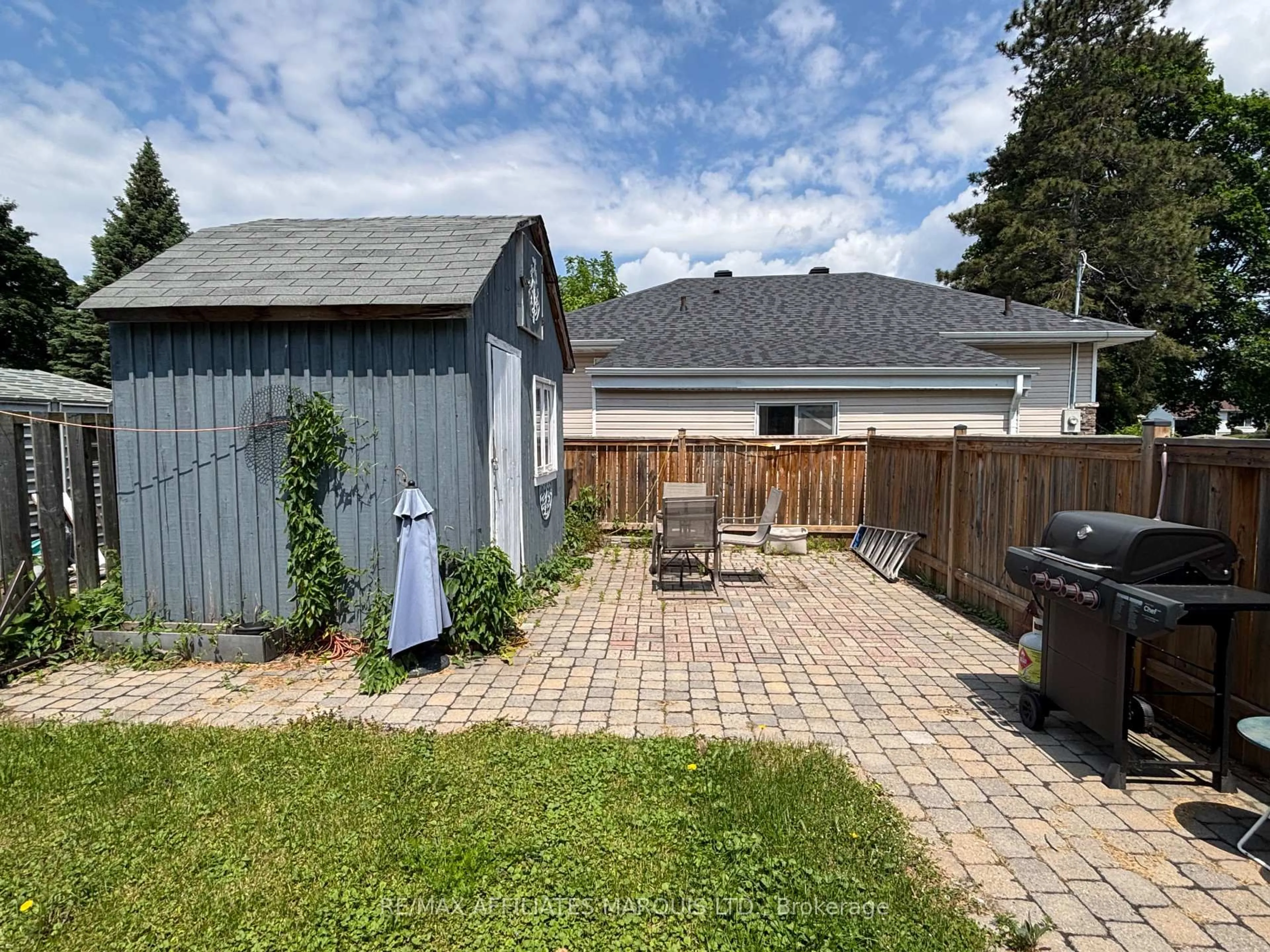 A pic from outside/outdoor area/front of a property/back of a property/a pic from drone, street for 1005 Osborne Ave, Cornwall Ontario K6J 1K8