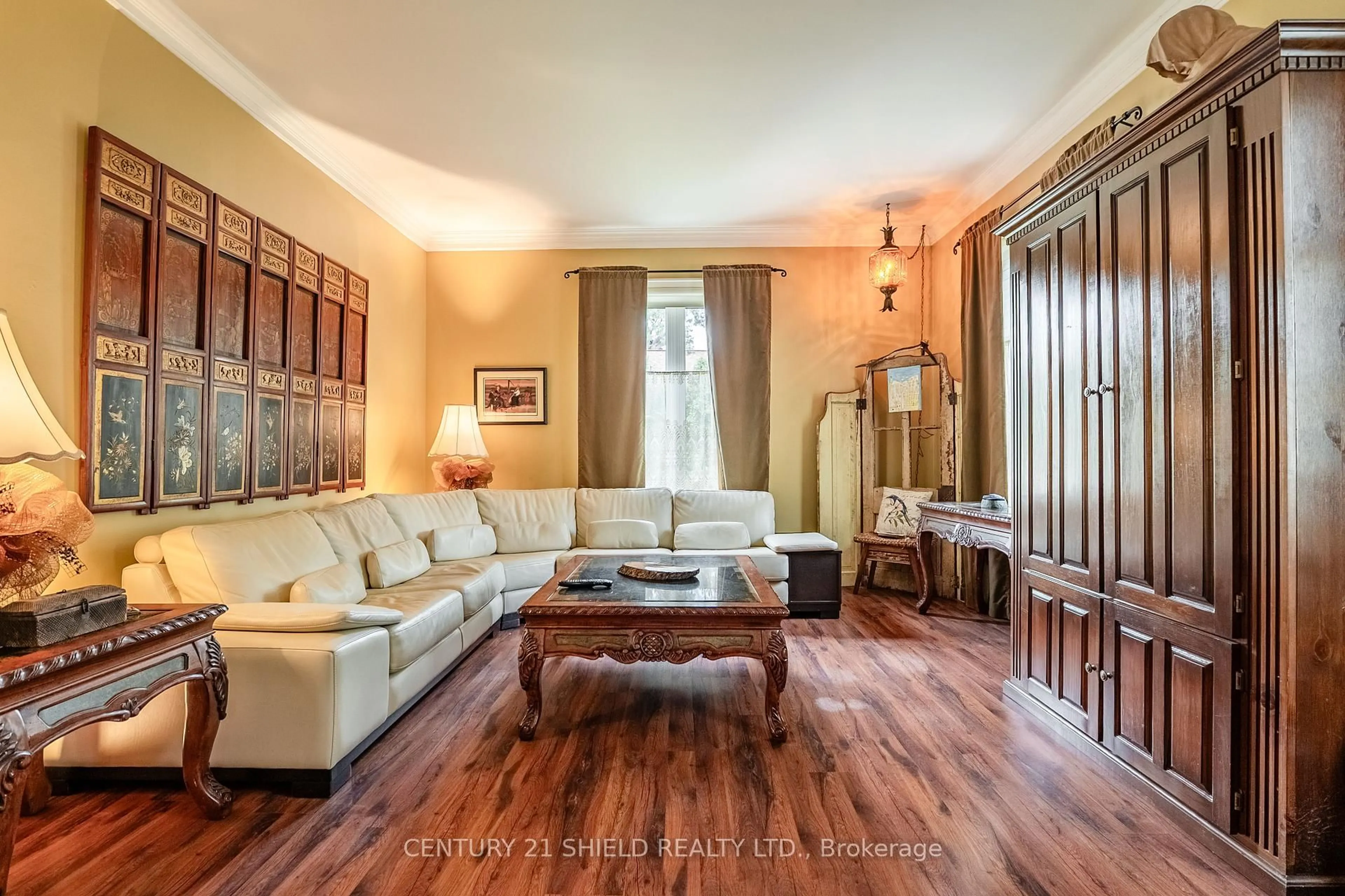 Living room with furniture, wood/laminate floor for 330 Sydney St, Cornwall Ontario K6H 3H6