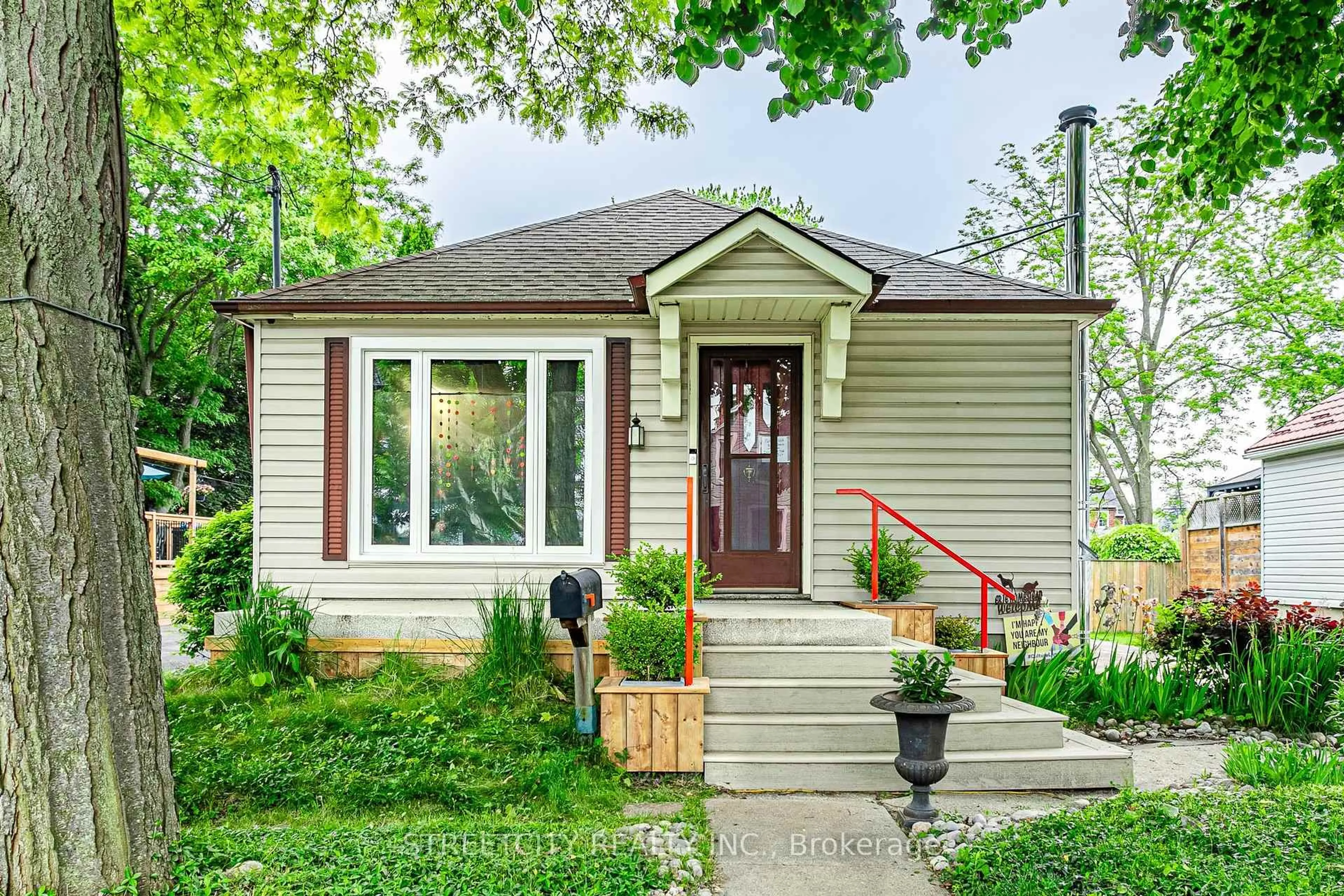 Home with vinyl exterior material, street for 137 Erie St, St. Thomas Ontario N5R 2N4