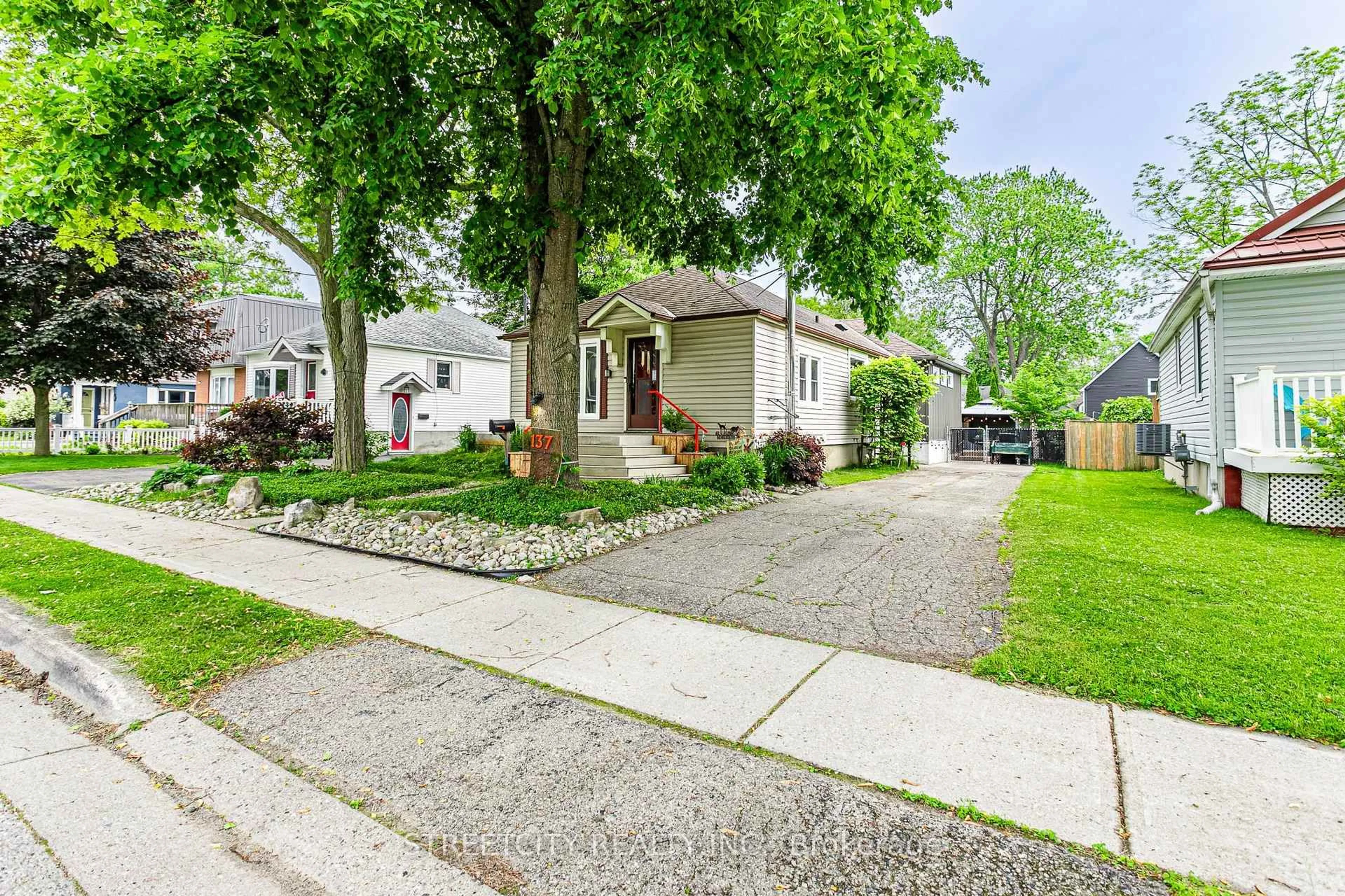 Unknown for 137 Erie St, St. Thomas Ontario N5R 2N4
