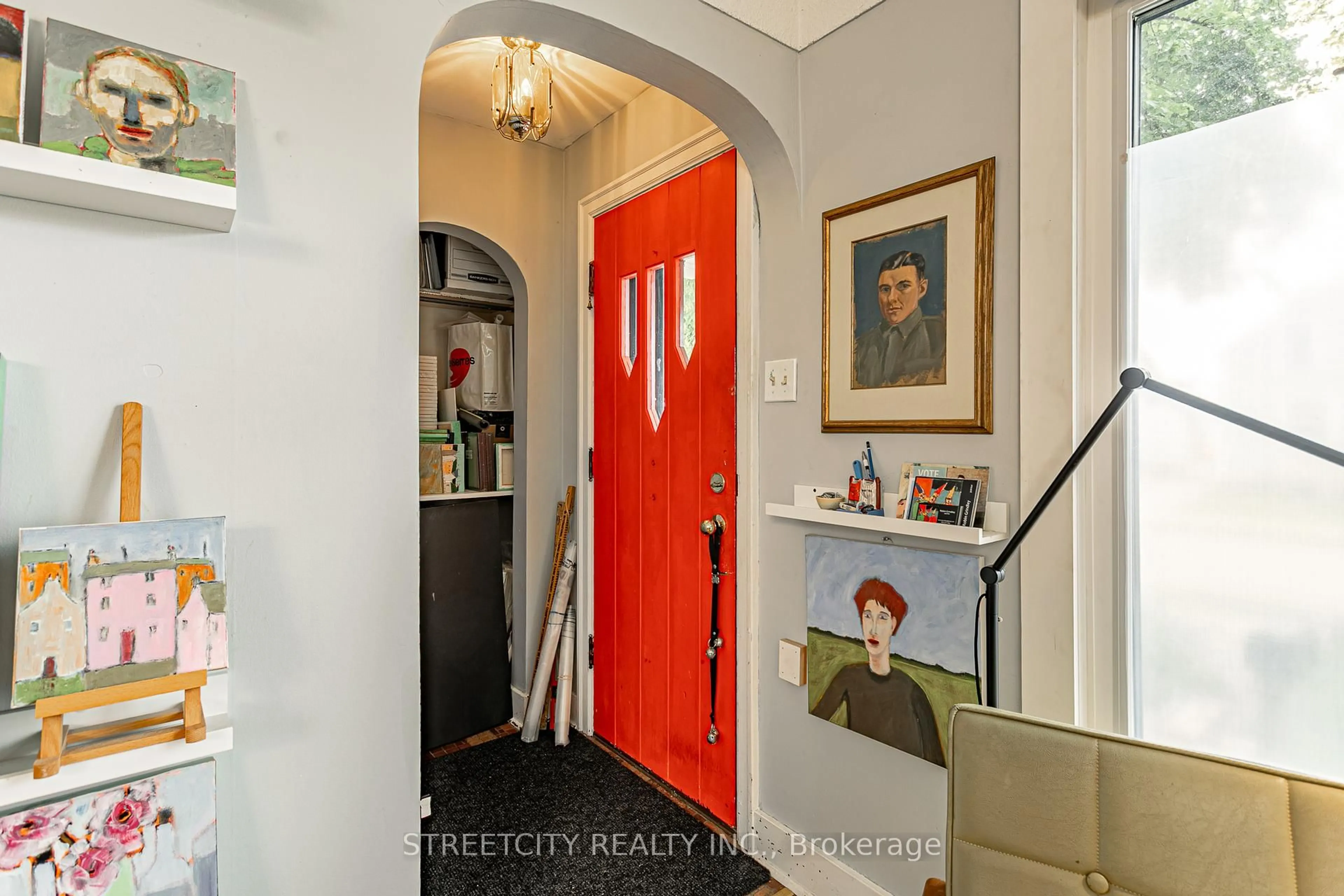 Indoor entryway for 137 Erie St, St. Thomas Ontario N5R 2N4