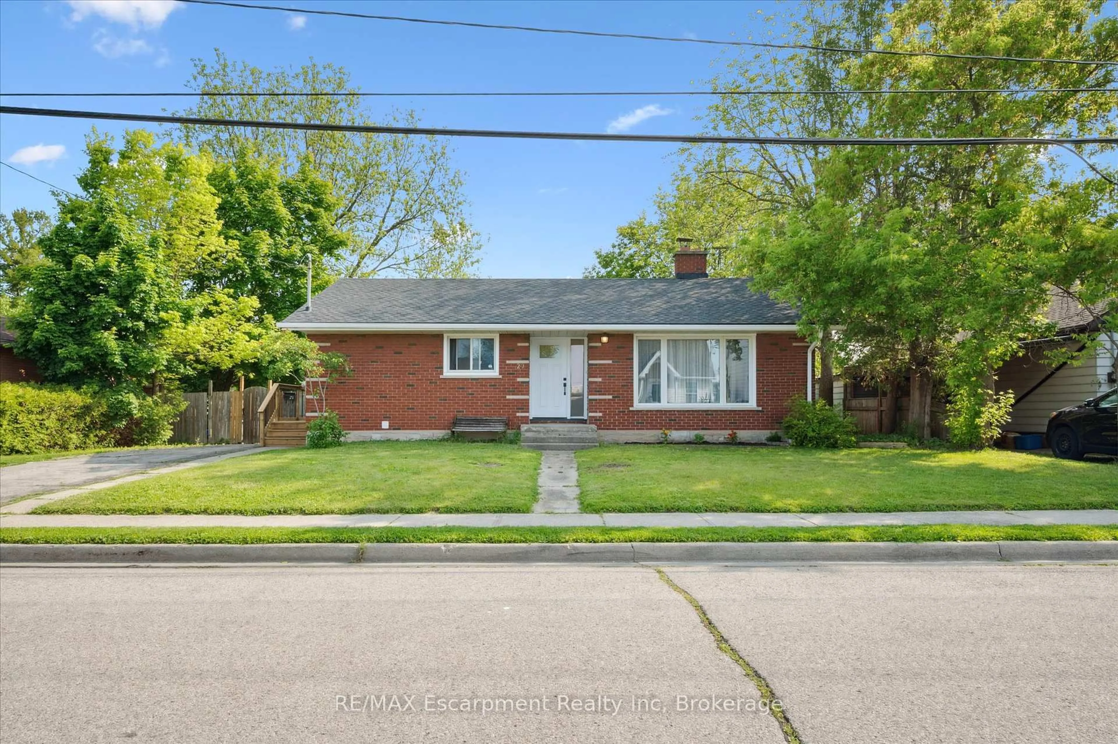 Home with brick exterior material, street for 27 Norfolk Ave, Cambridge Ontario N1R 3T5