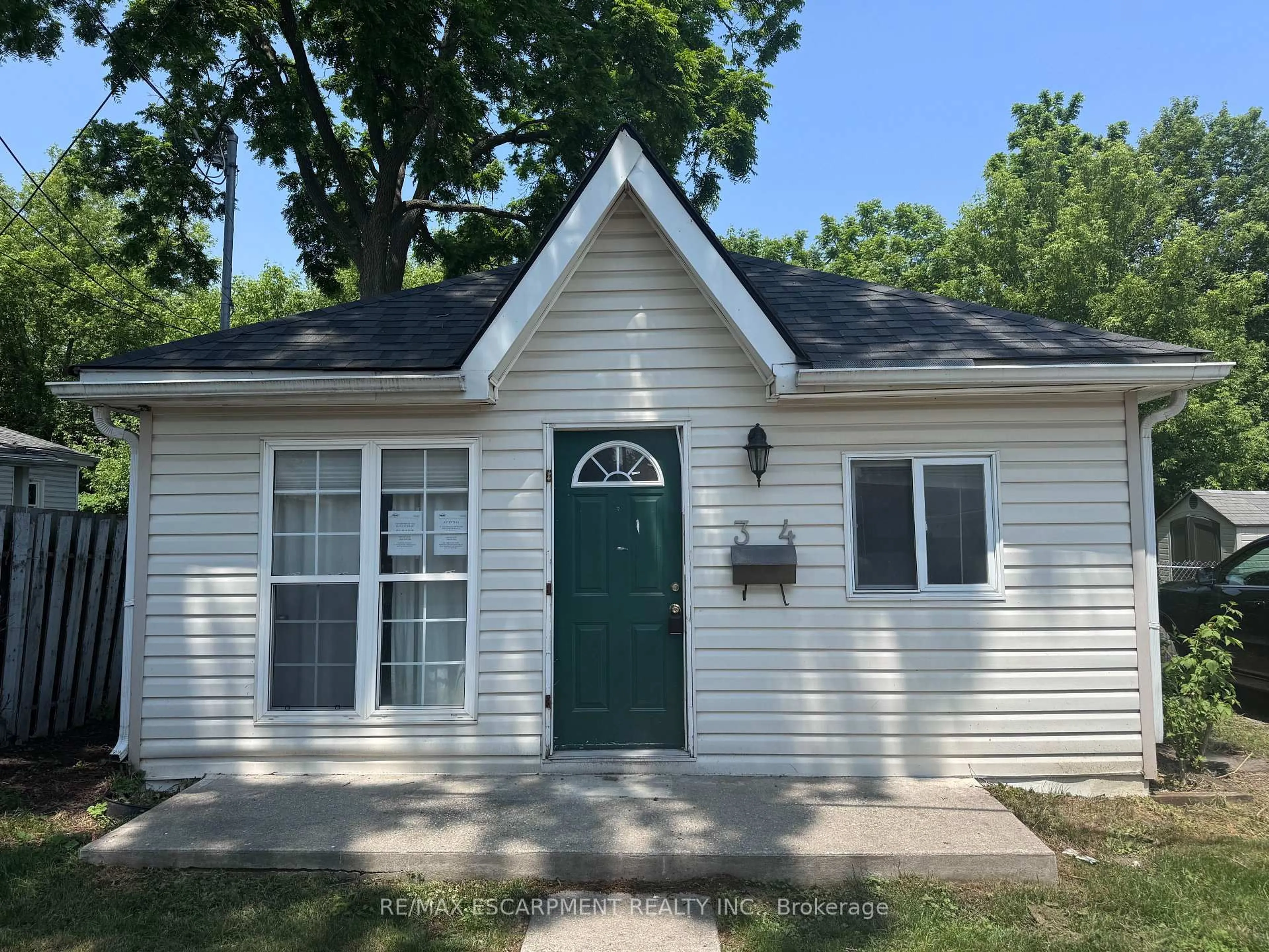 Home with vinyl exterior material, street for 34 Brock Lane, Brantford Ontario N3S 4Y6