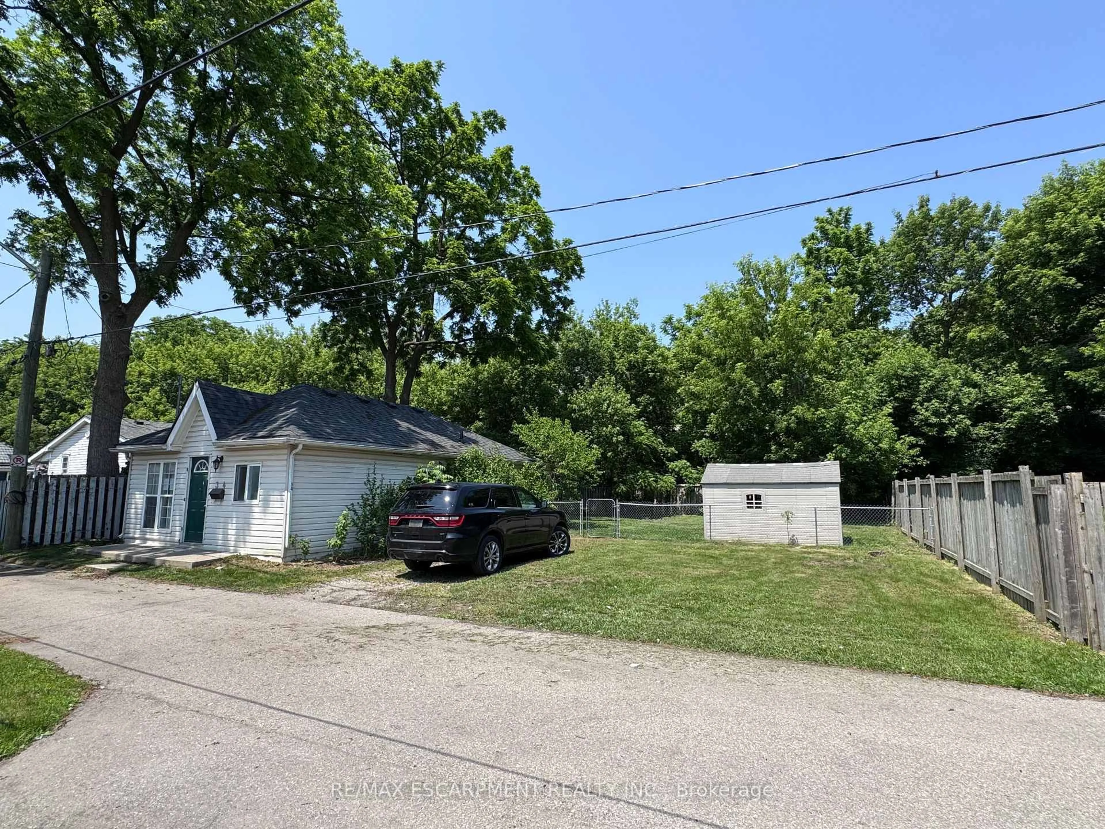A pic from outside/outdoor area/front of a property/back of a property/a pic from drone, street for 34 Brock Lane, Brantford Ontario N3S 4Y6