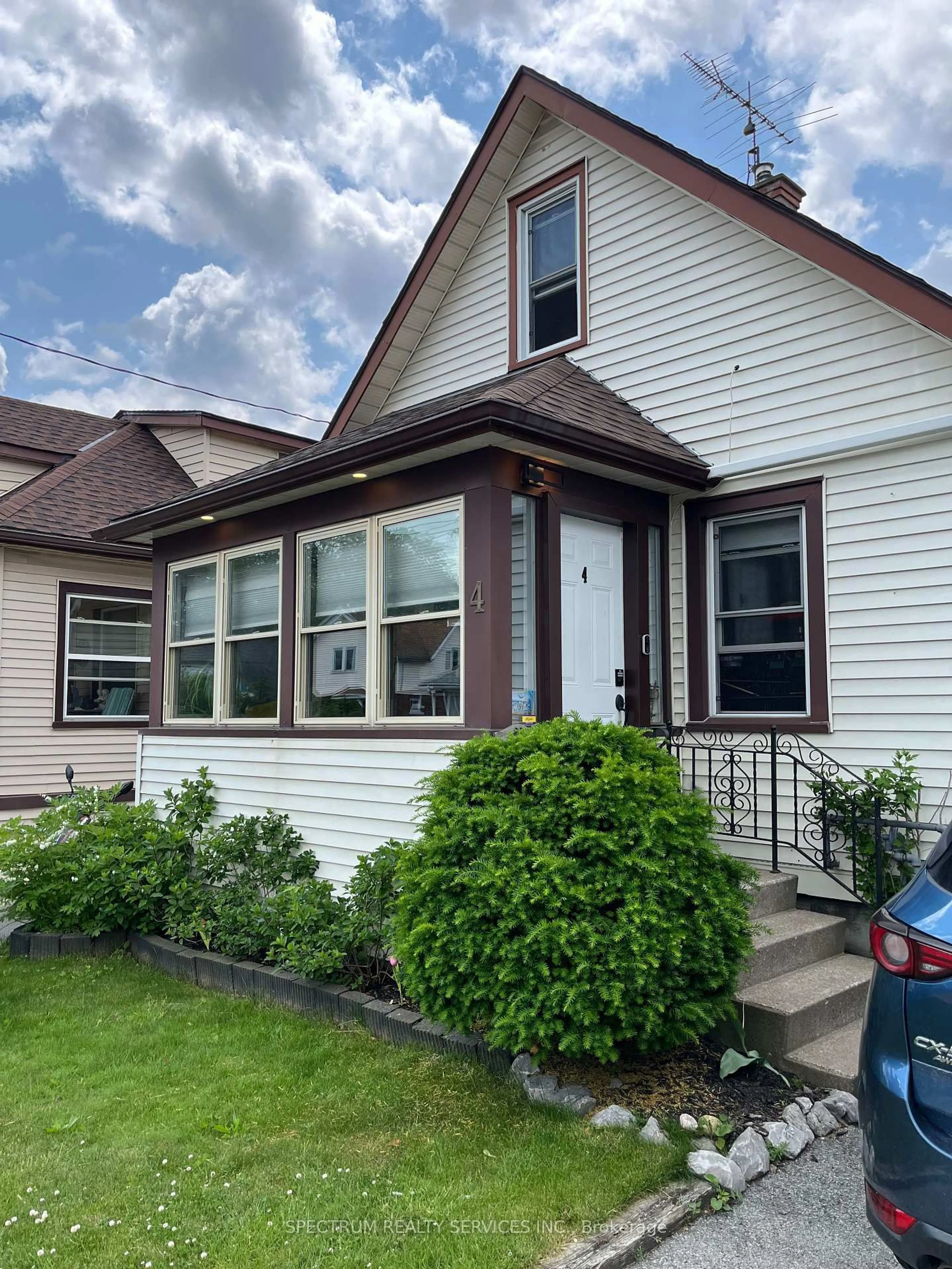 Home with vinyl exterior material, street for 4 MANNING St, St. Catharines Ontario L2R 1H8