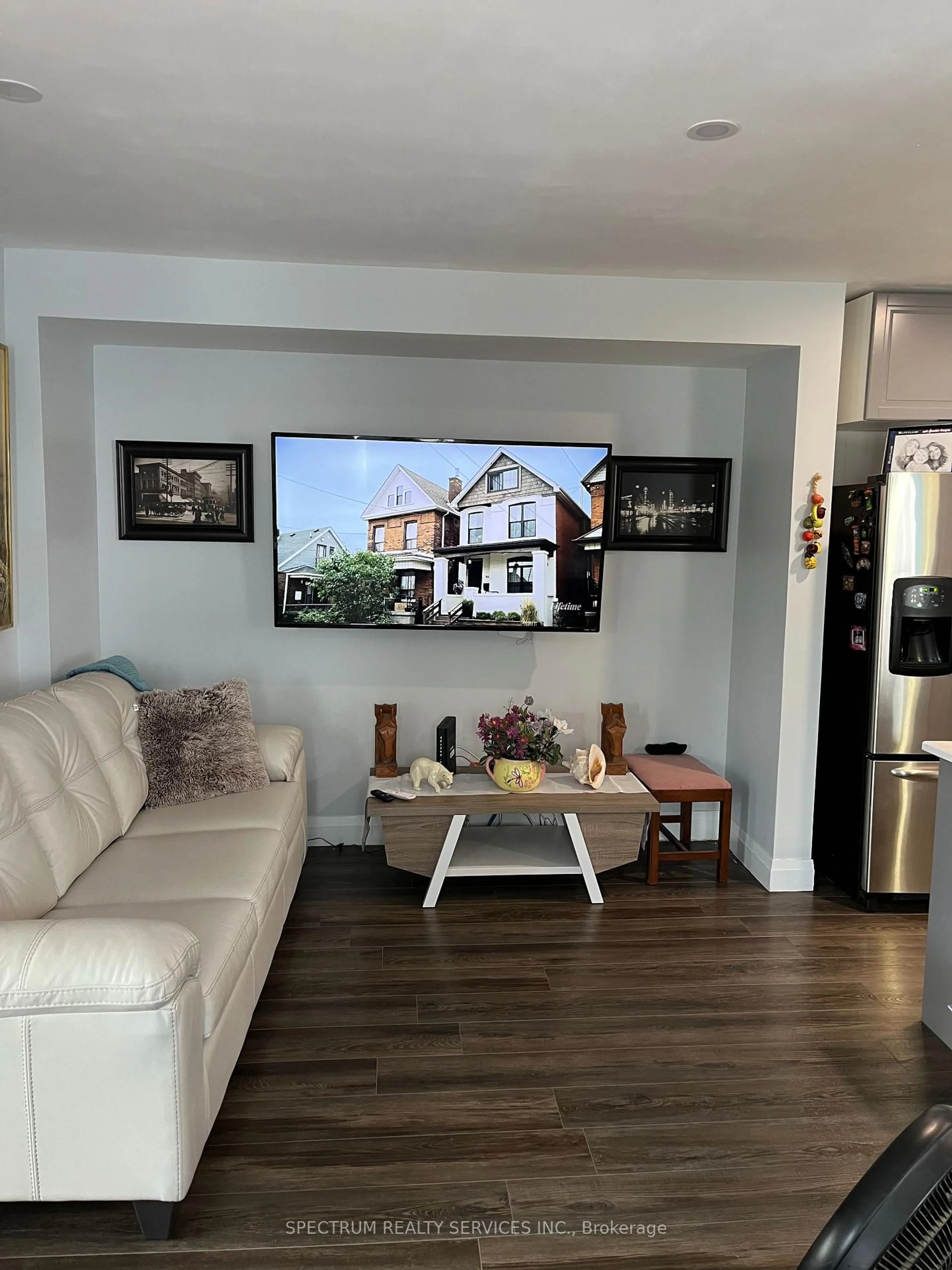 Living room with furniture, unknown for 4 MANNING St, St. Catharines Ontario L2R 1H8