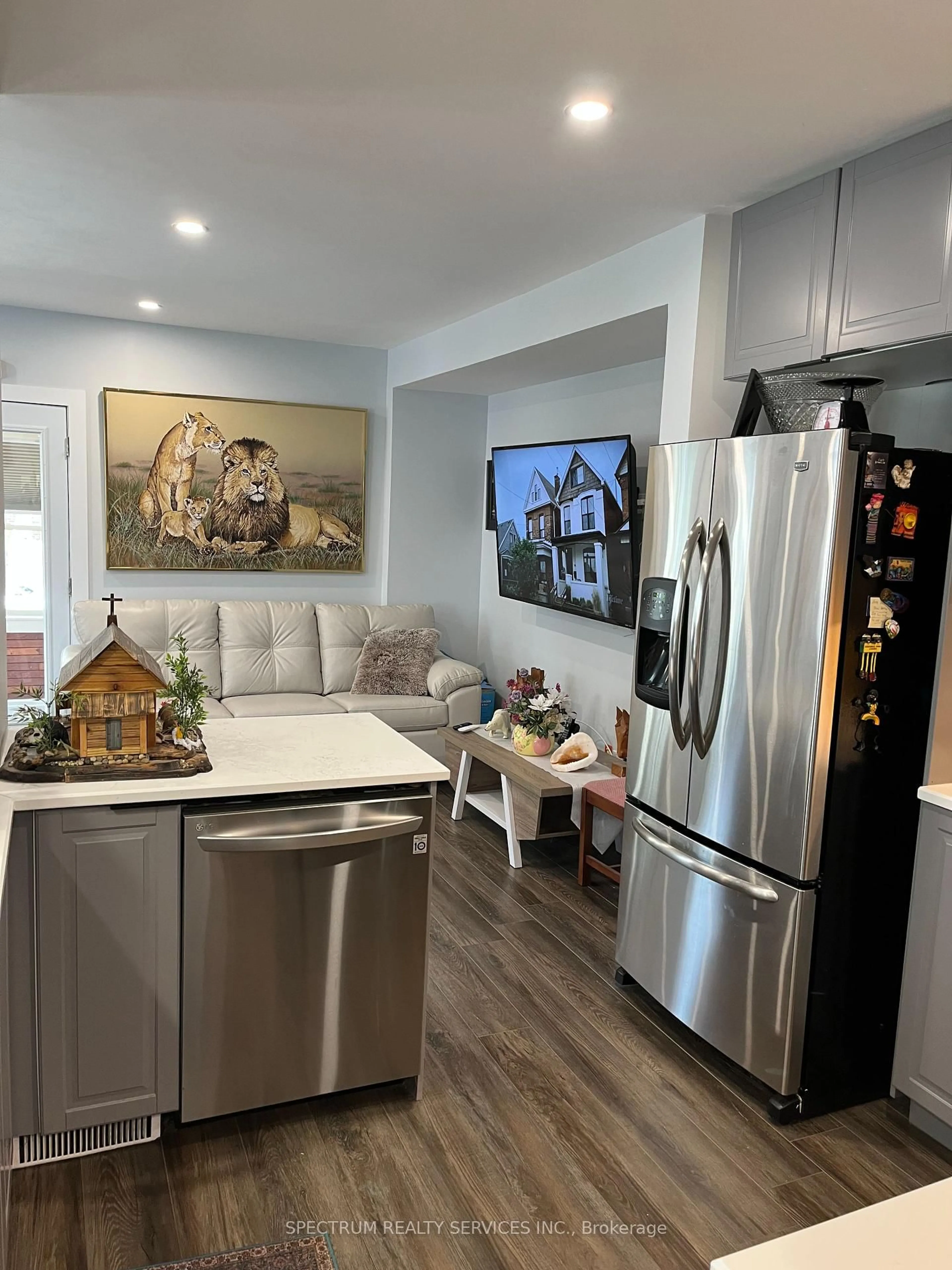 Open concept kitchen, unknown for 4 MANNING St, St. Catharines Ontario L2R 1H8