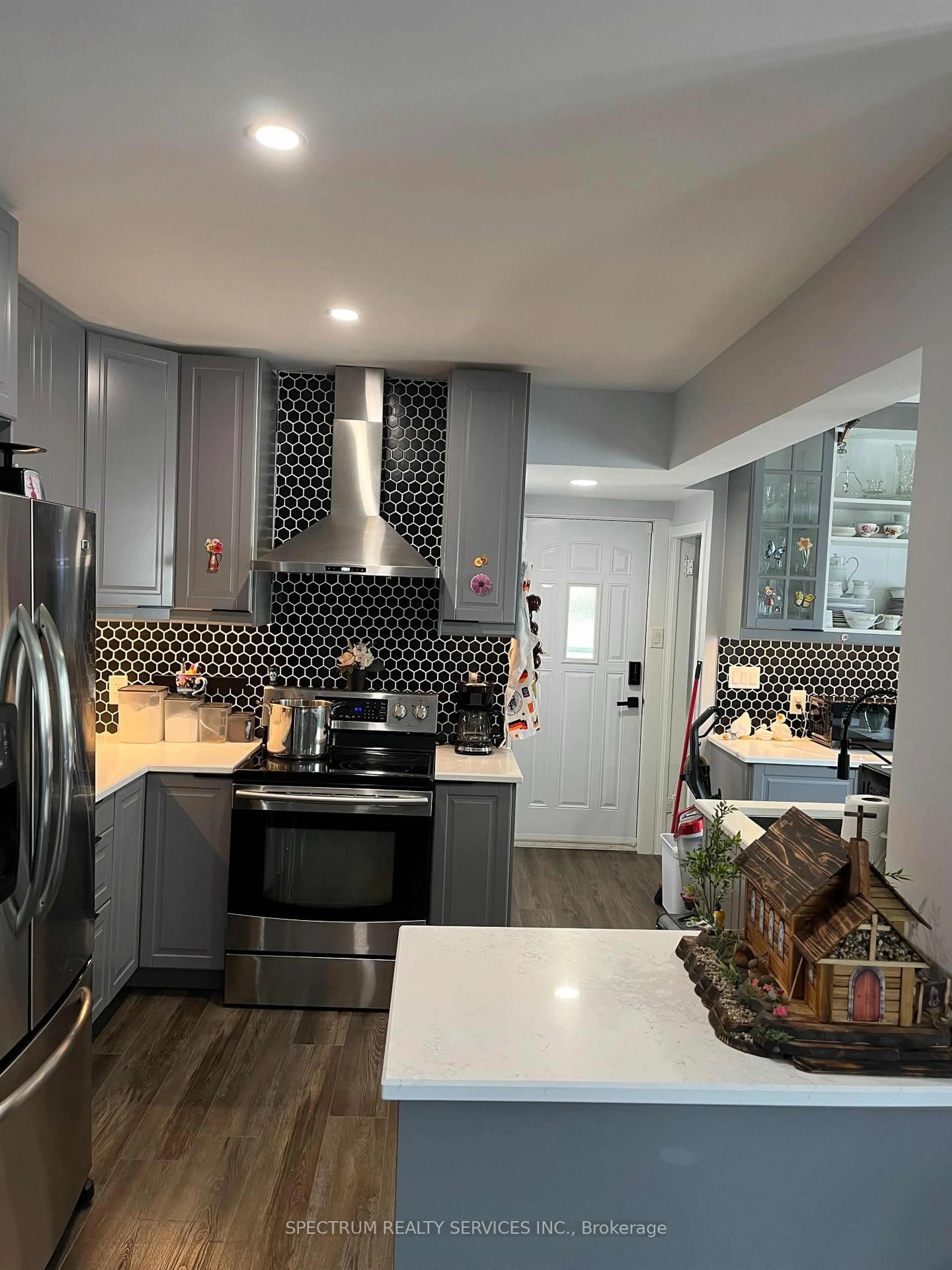 Open concept kitchen, ceramic/tile floor for 4 MANNING St, St. Catharines Ontario L2R 1H8