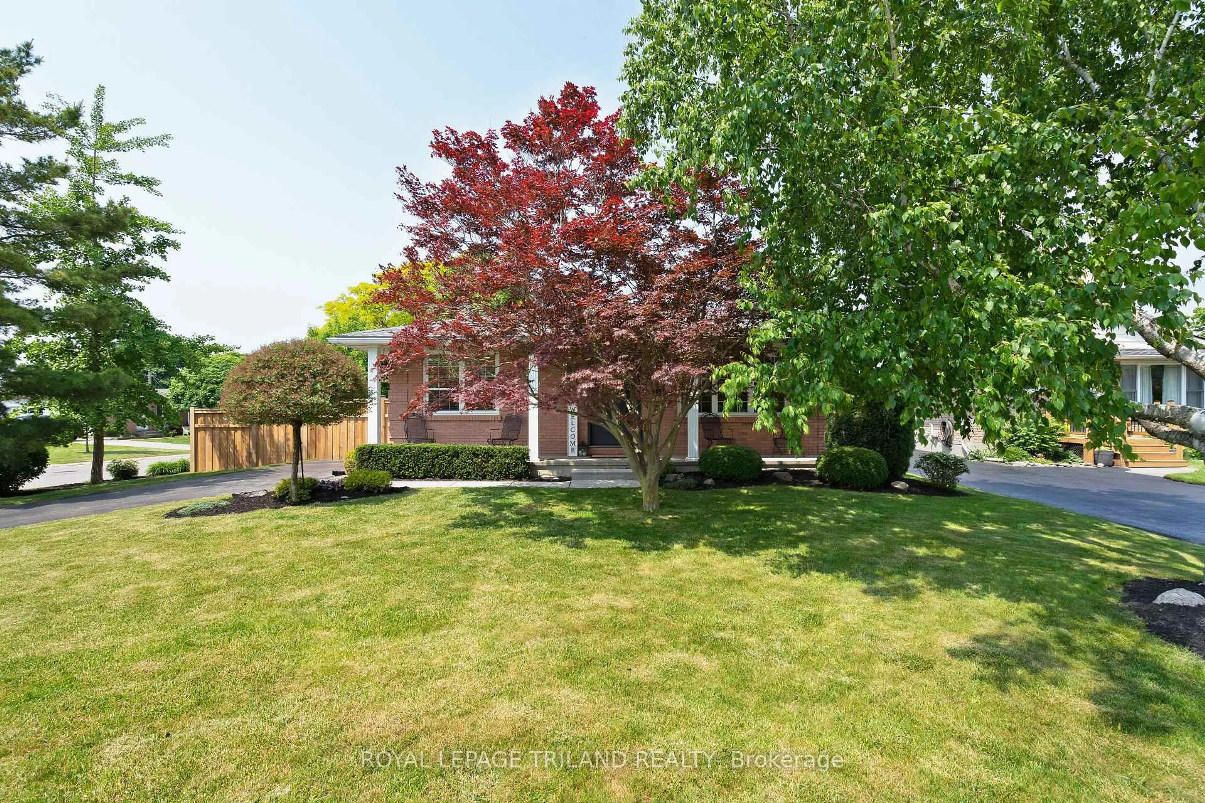 A pic from outside/outdoor area/front of a property/back of a property/a pic from drone, street for 126 Highview Dr, St. Thomas Ontario N5R 5R4