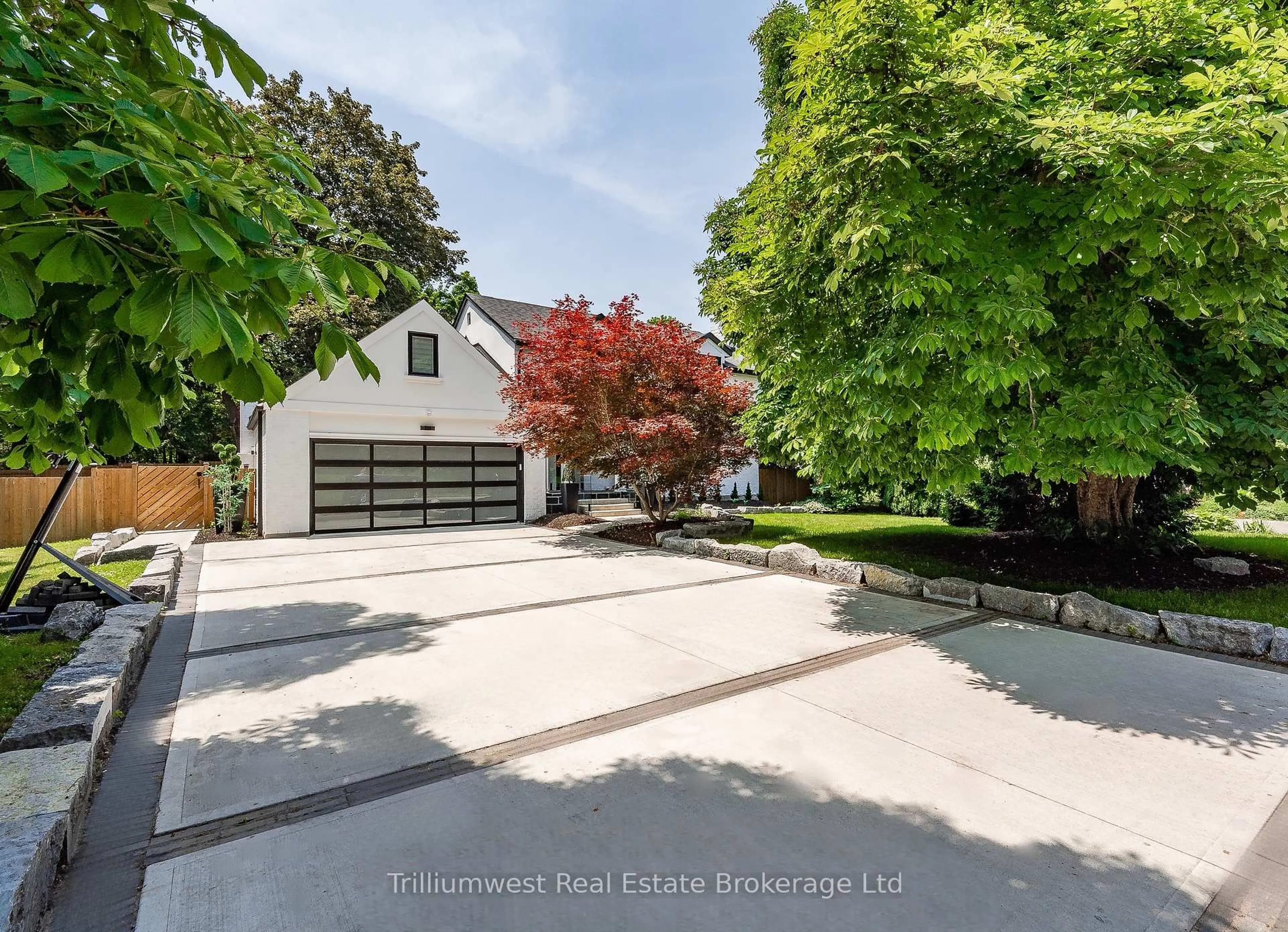 A pic from outside/outdoor area/front of a property/back of a property/a pic from drone, street for 89 University Ave, Guelph Ontario N1G 1P1