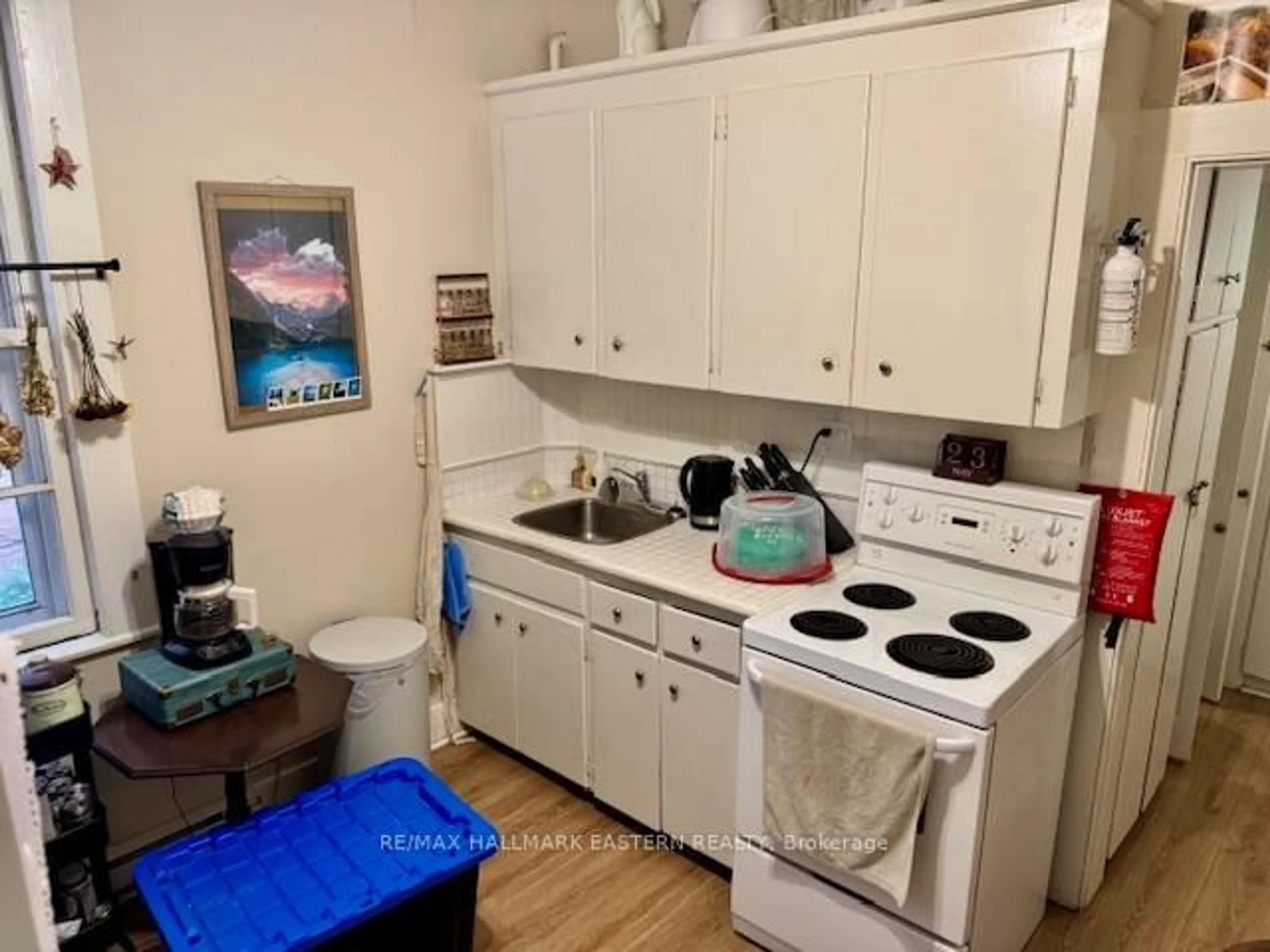 Standard kitchen, unknown for 488 Aylmer St, Peterborough Central Ontario K9H 3W5