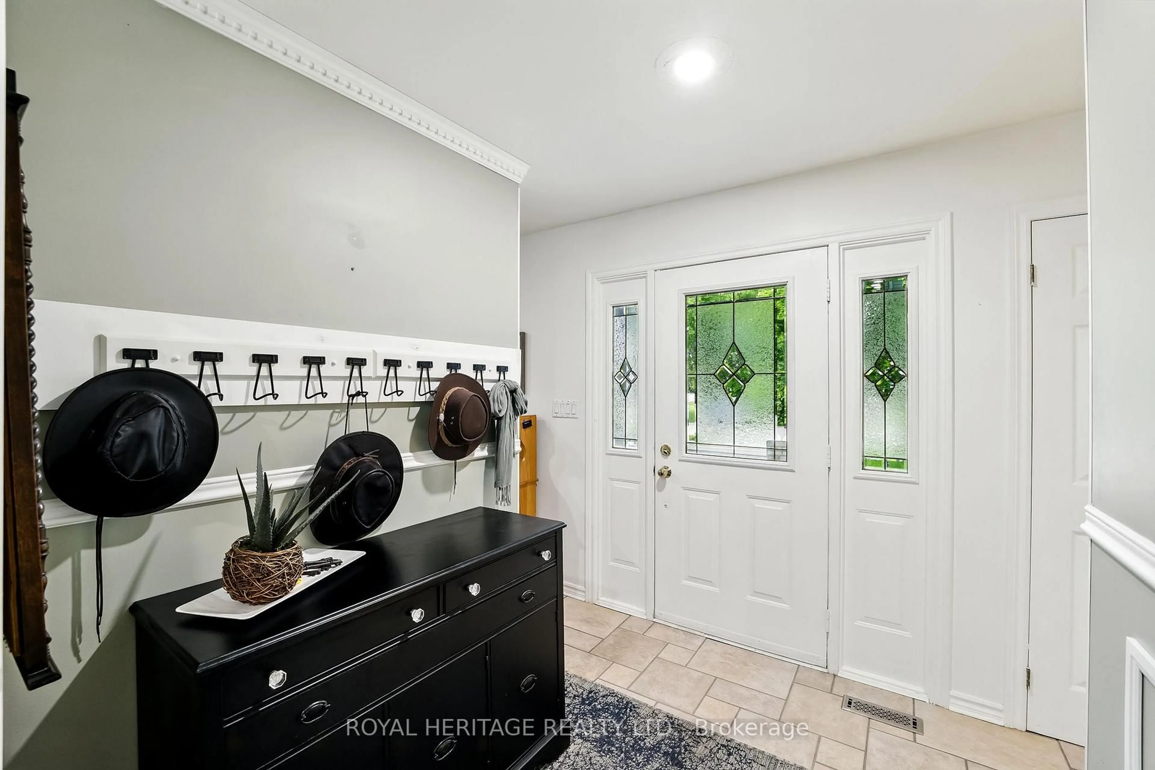 Indoor entryway for 23 MILLS Rd, Brighton Ontario K0K 1H0