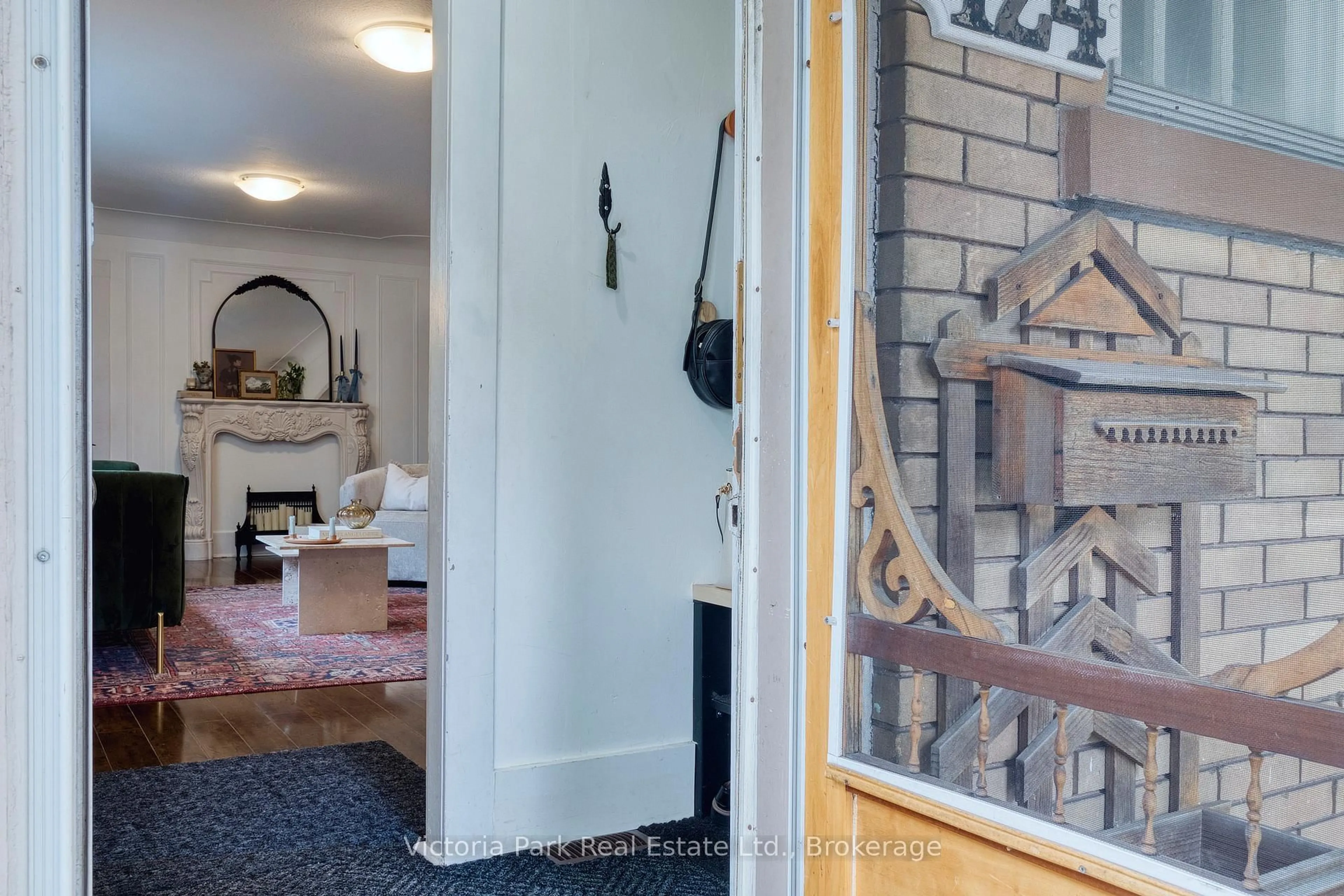 Indoor foyer for 124 West Ave, Kitchener Ontario N2M 1X7